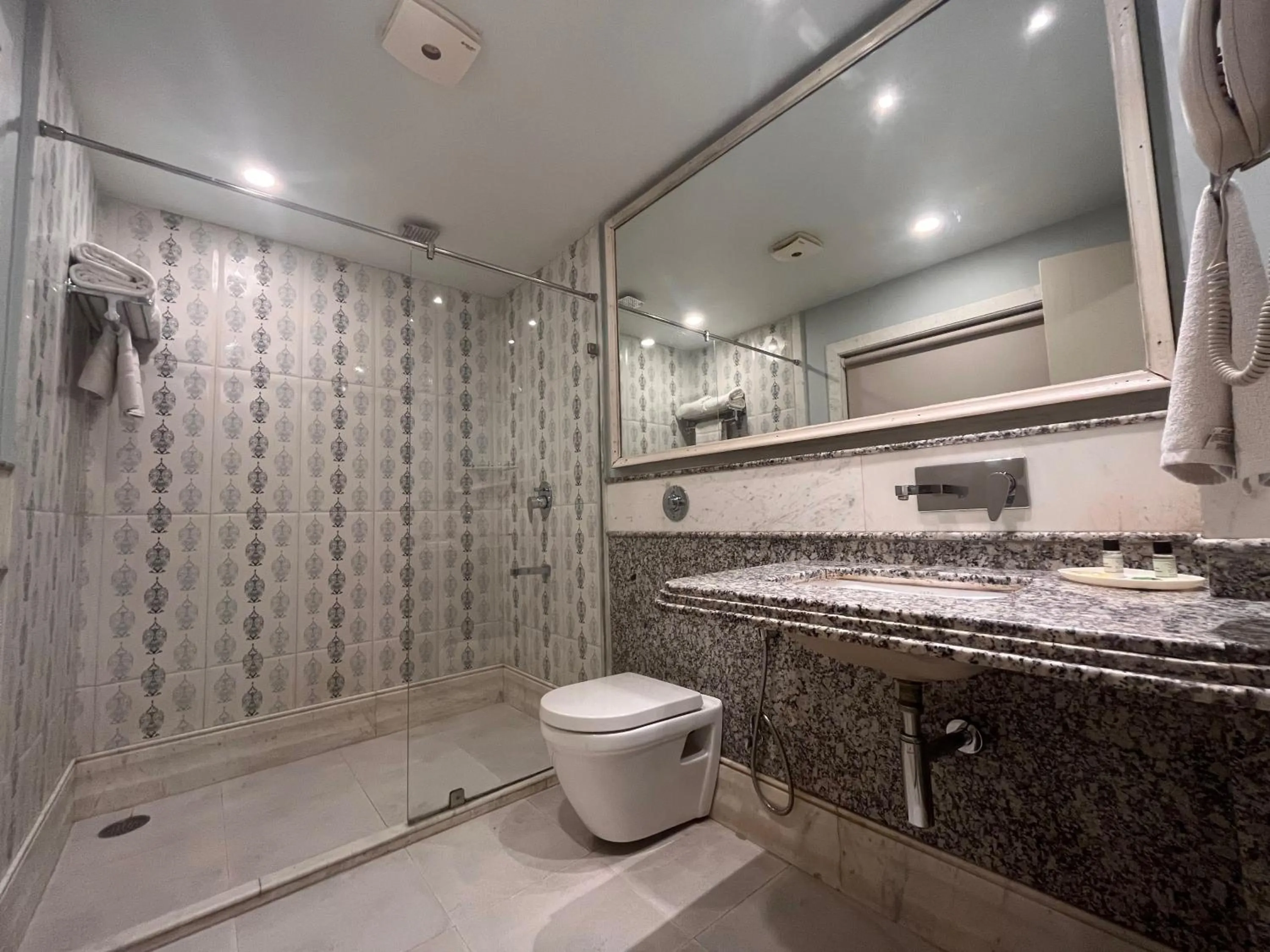 Bathroom in Ratnawali – A Vegetarian Heritage Hotel