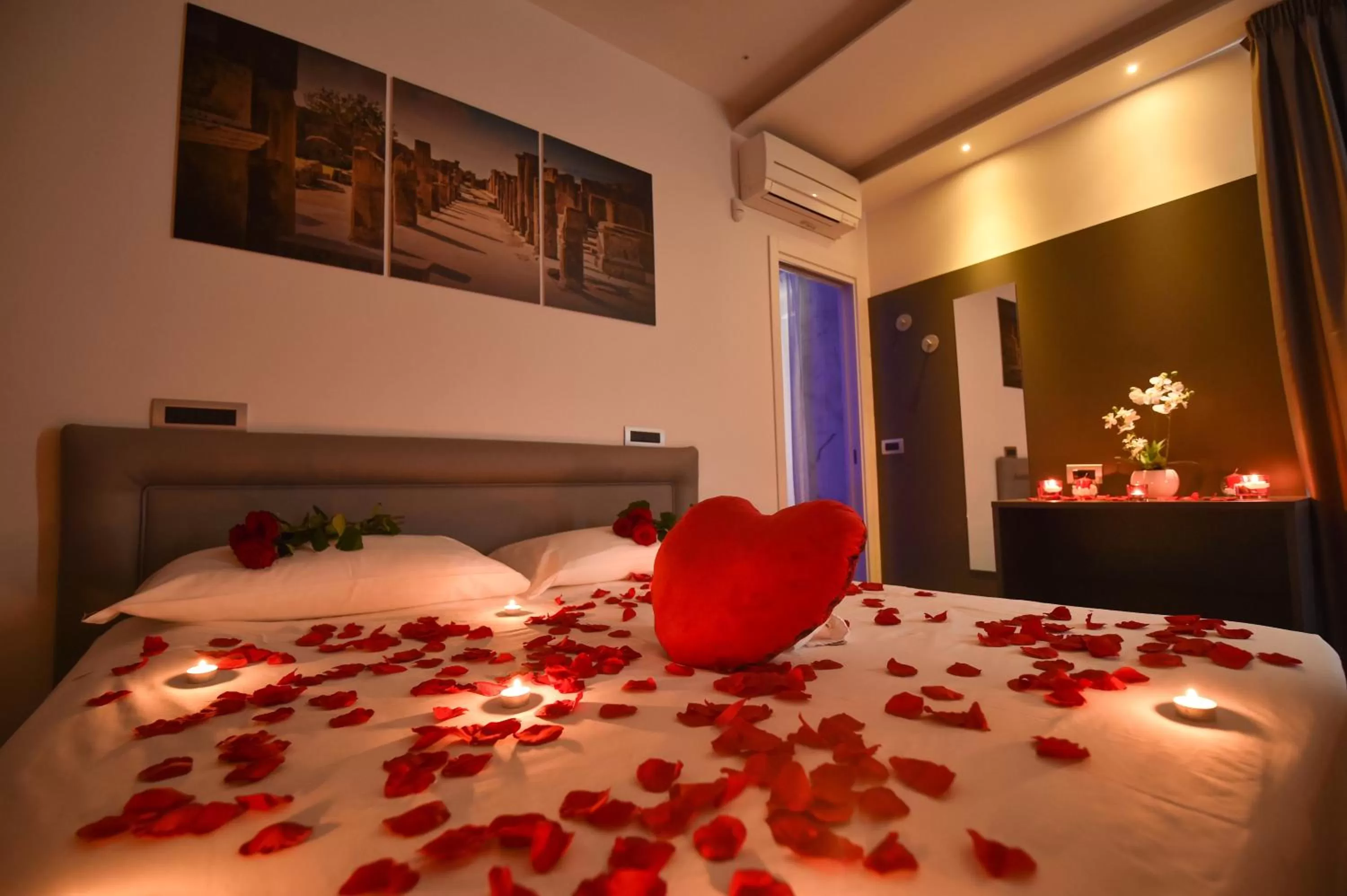 Bed in Pompei Inn Ruins B&B Luxury Suite