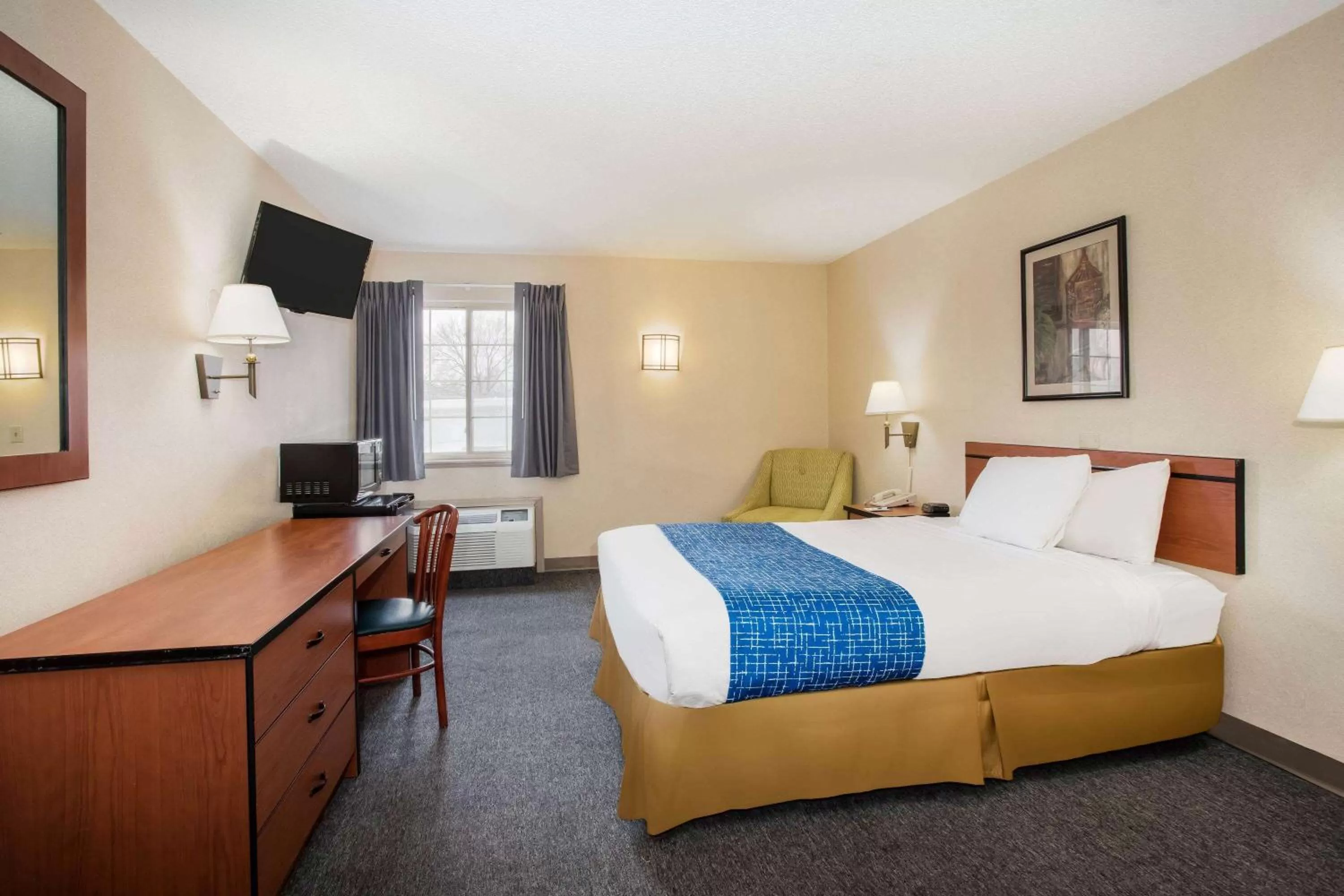 Photo of the whole room, Bed in Travelodge by Wyndham Colorado Springs Airport - Peterson SFB