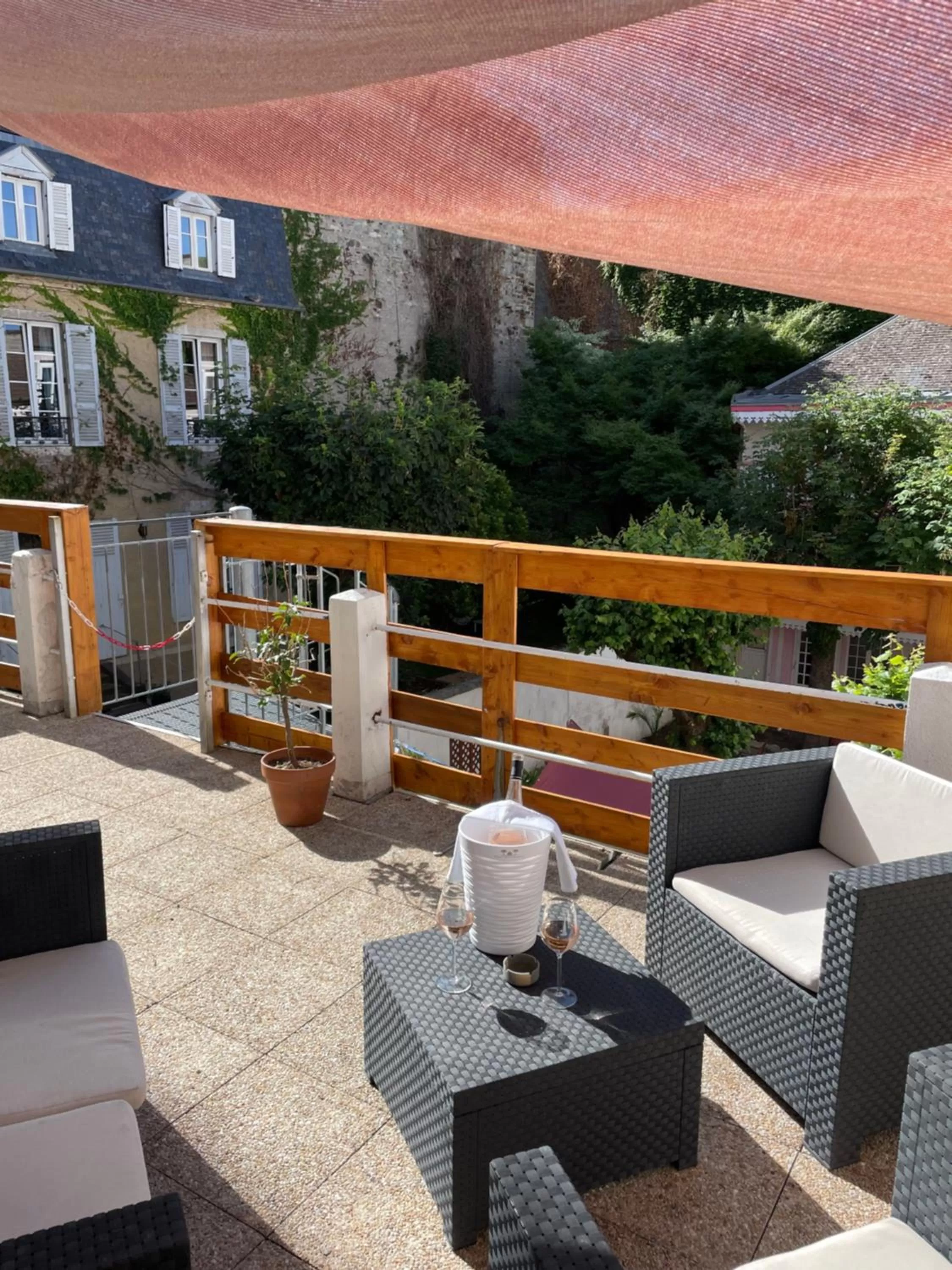 Patio in Hôtel & Restaurant Le Patio VICHY