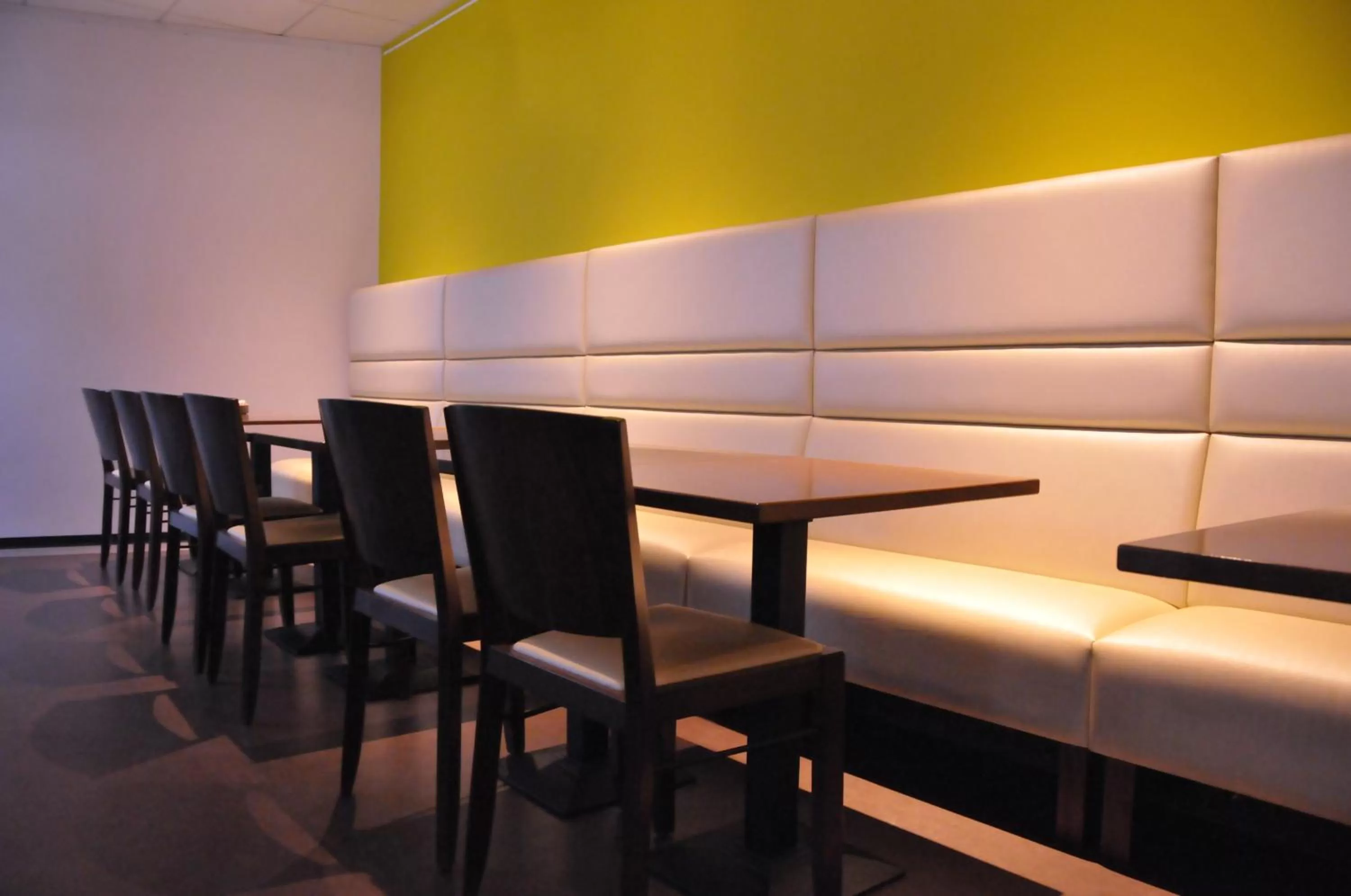 Lounge or bar in ibis Antwerpen Centrum