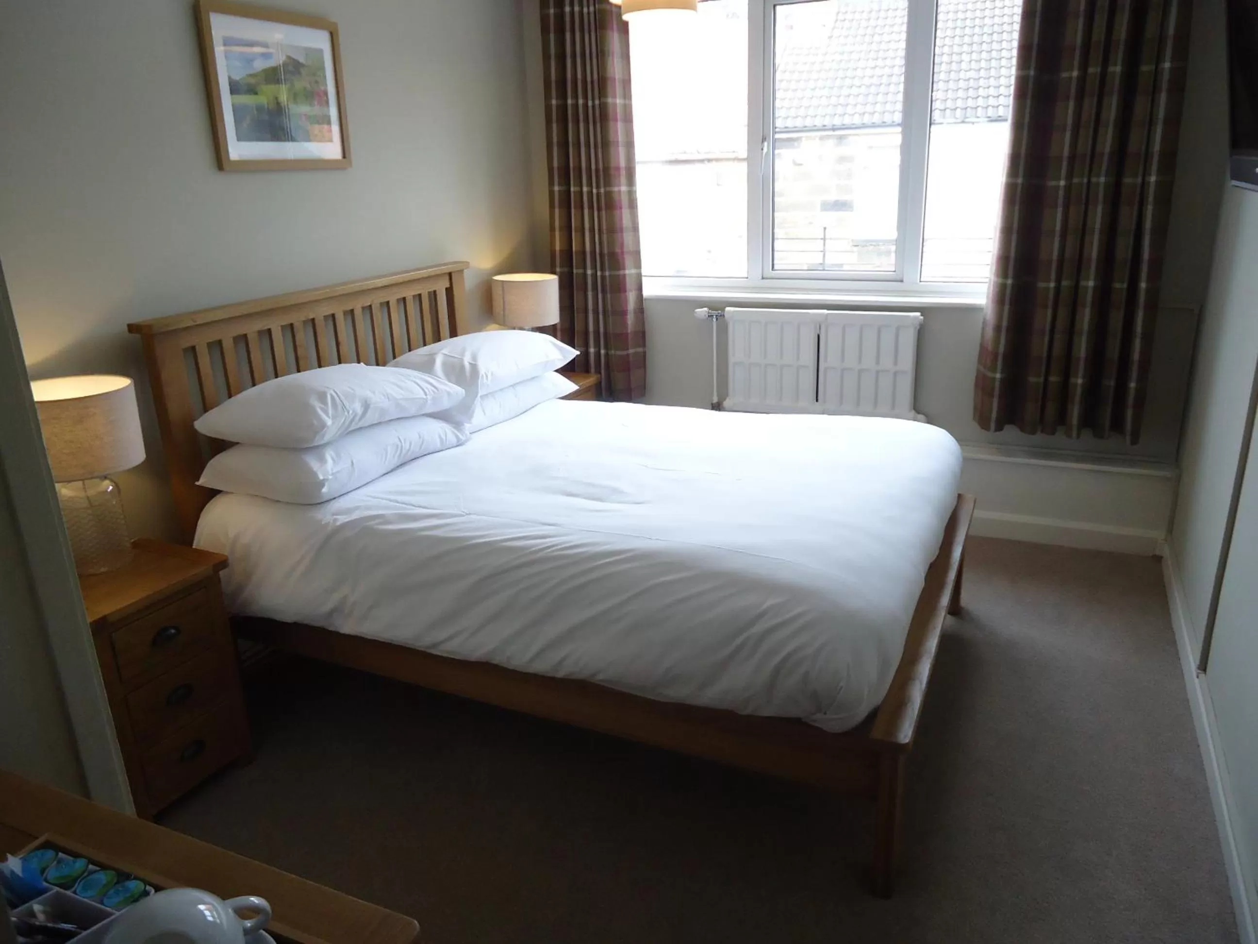 Photo of the whole room, Bed in Royal Oak Hotel