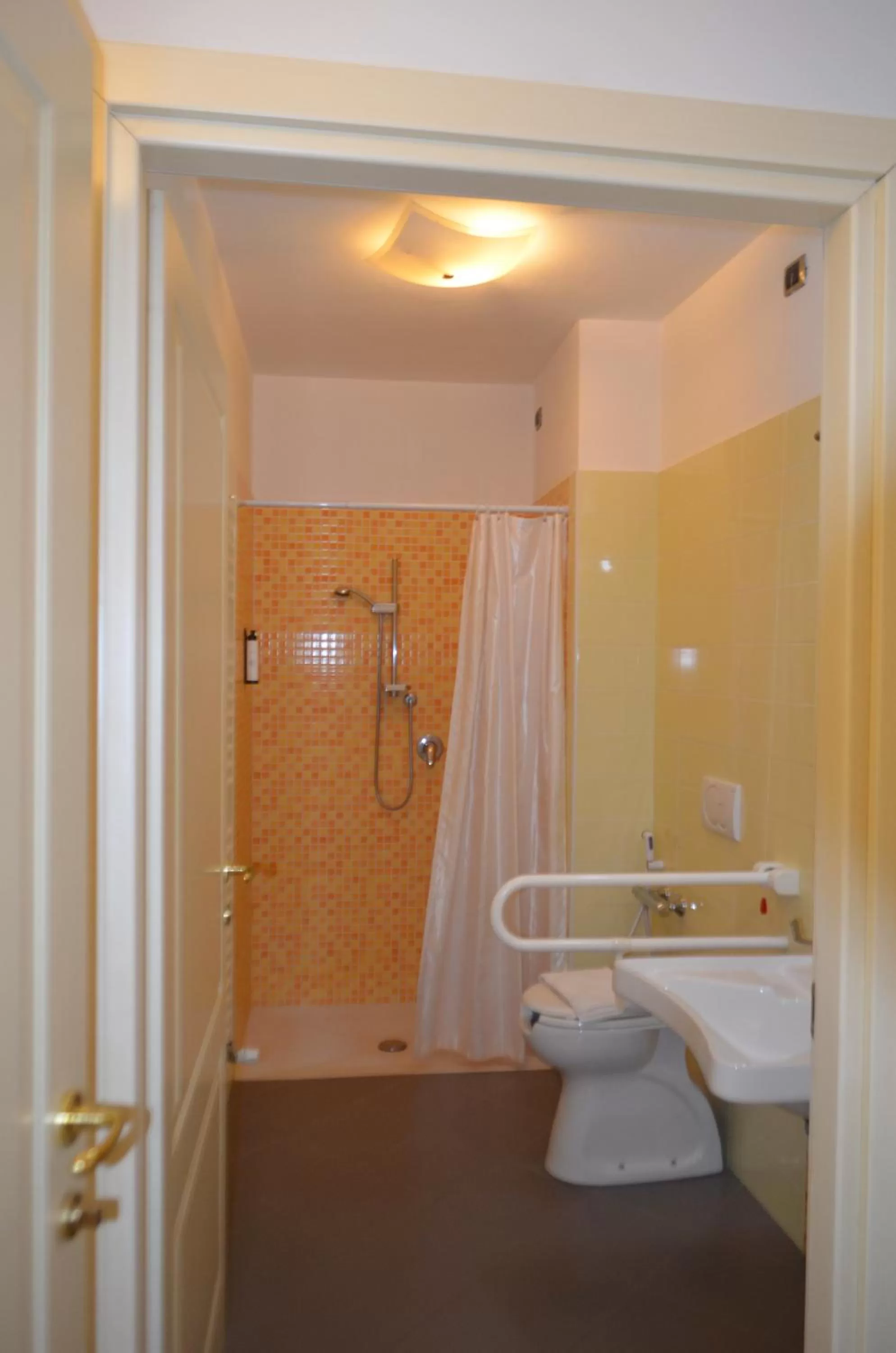 Shower in Casa per ferie religiosa Figlie di Nazareth