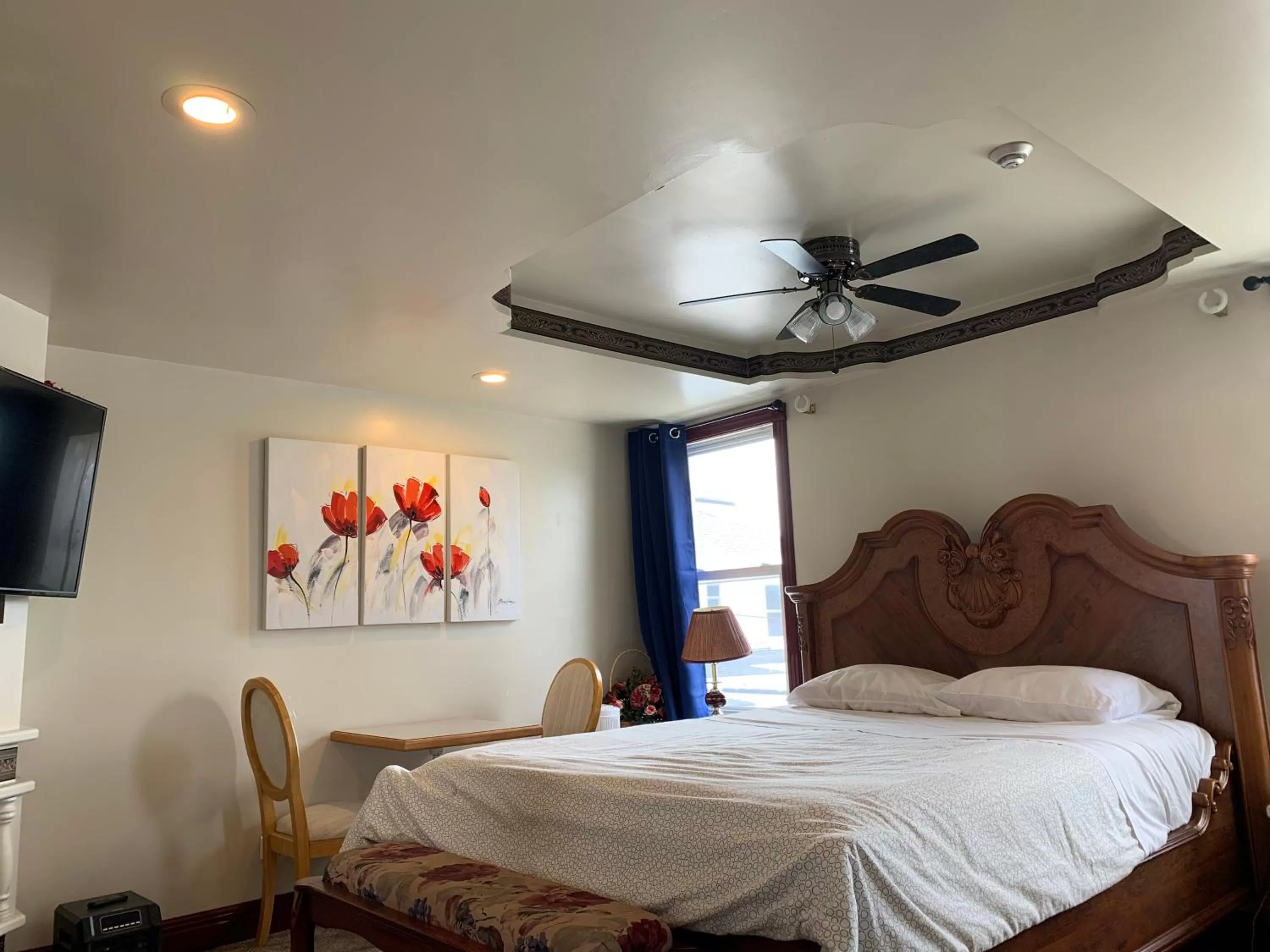 Bed in Lakeview Hotel