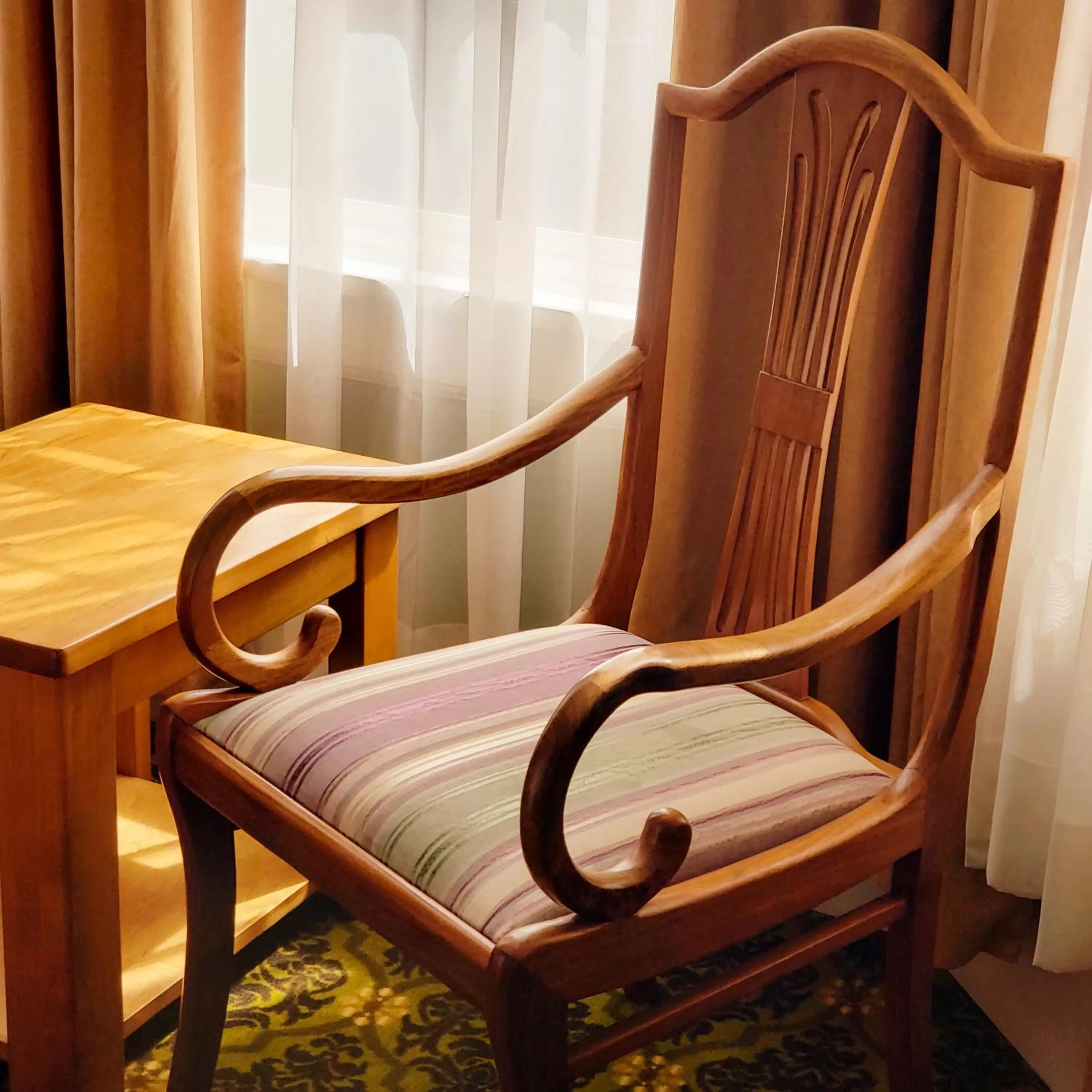 furniture in James Bay Inn Hotel, Suites & Cottage