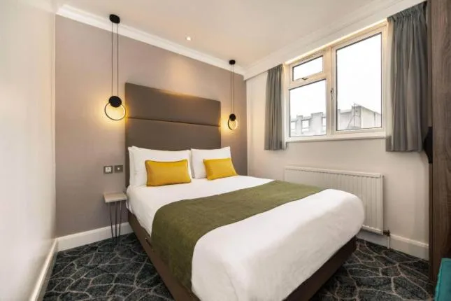 Bedroom in Queens Park Hotel