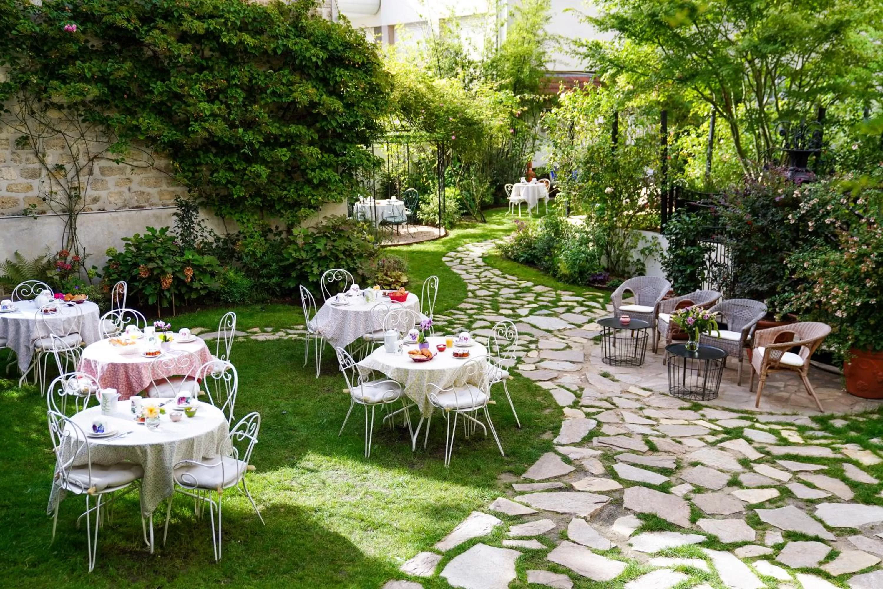 Garden in Villa Escudier Appart-hôtel