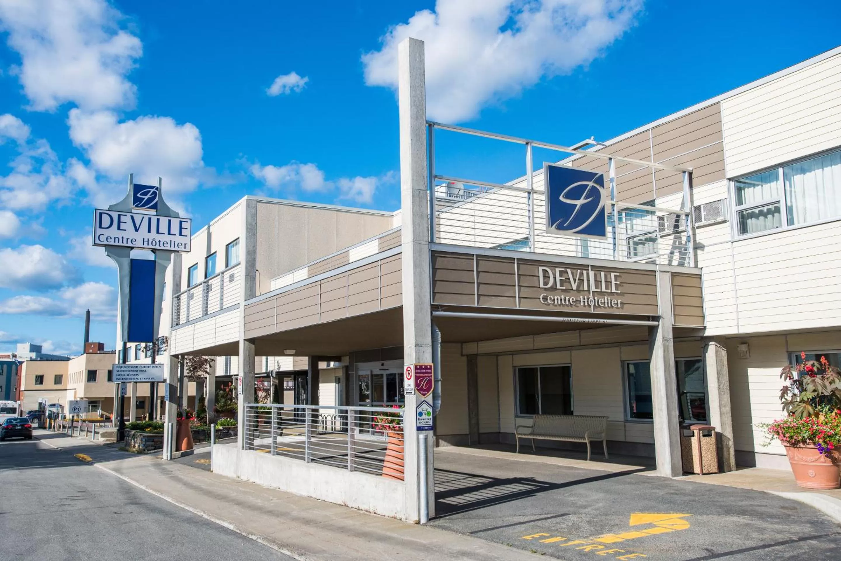 Facade/entrance in Le Deville par G5