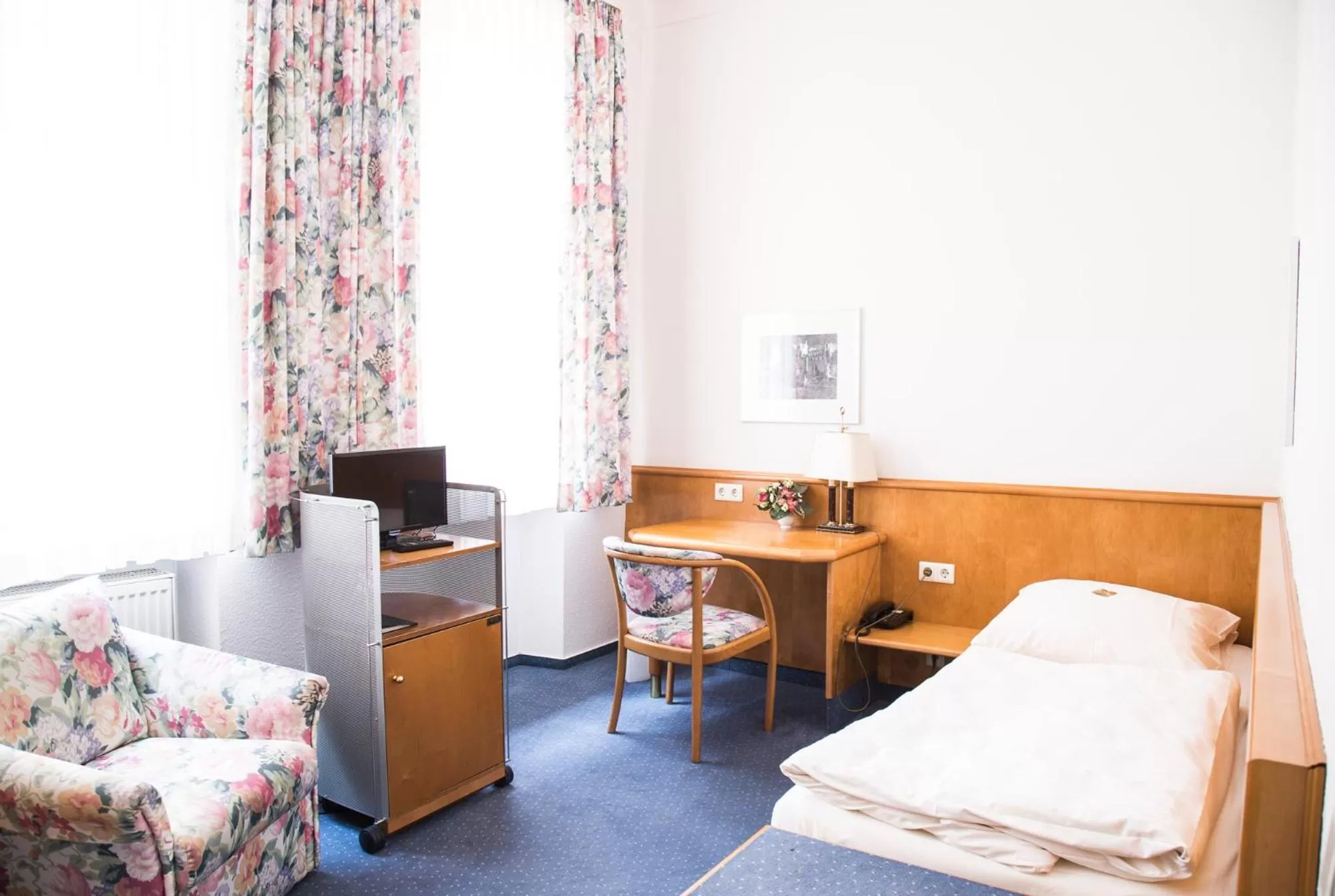 Photo of the whole room, Bed in Hotel am Rathaus