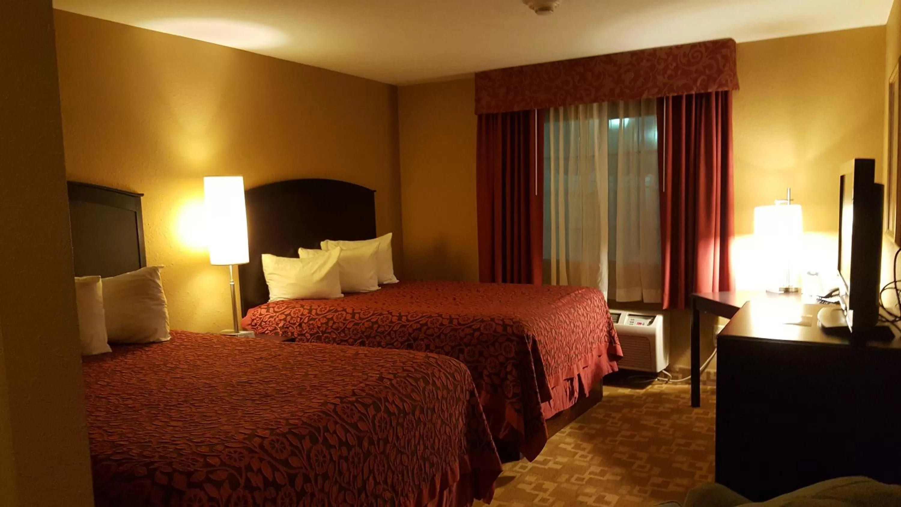 Bedroom, Bed in Days Inn by Wyndham Central City