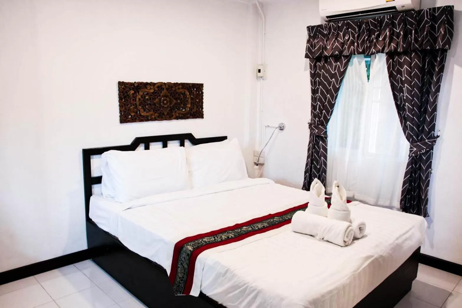 Photo of the whole room, Bed in Vlodge House