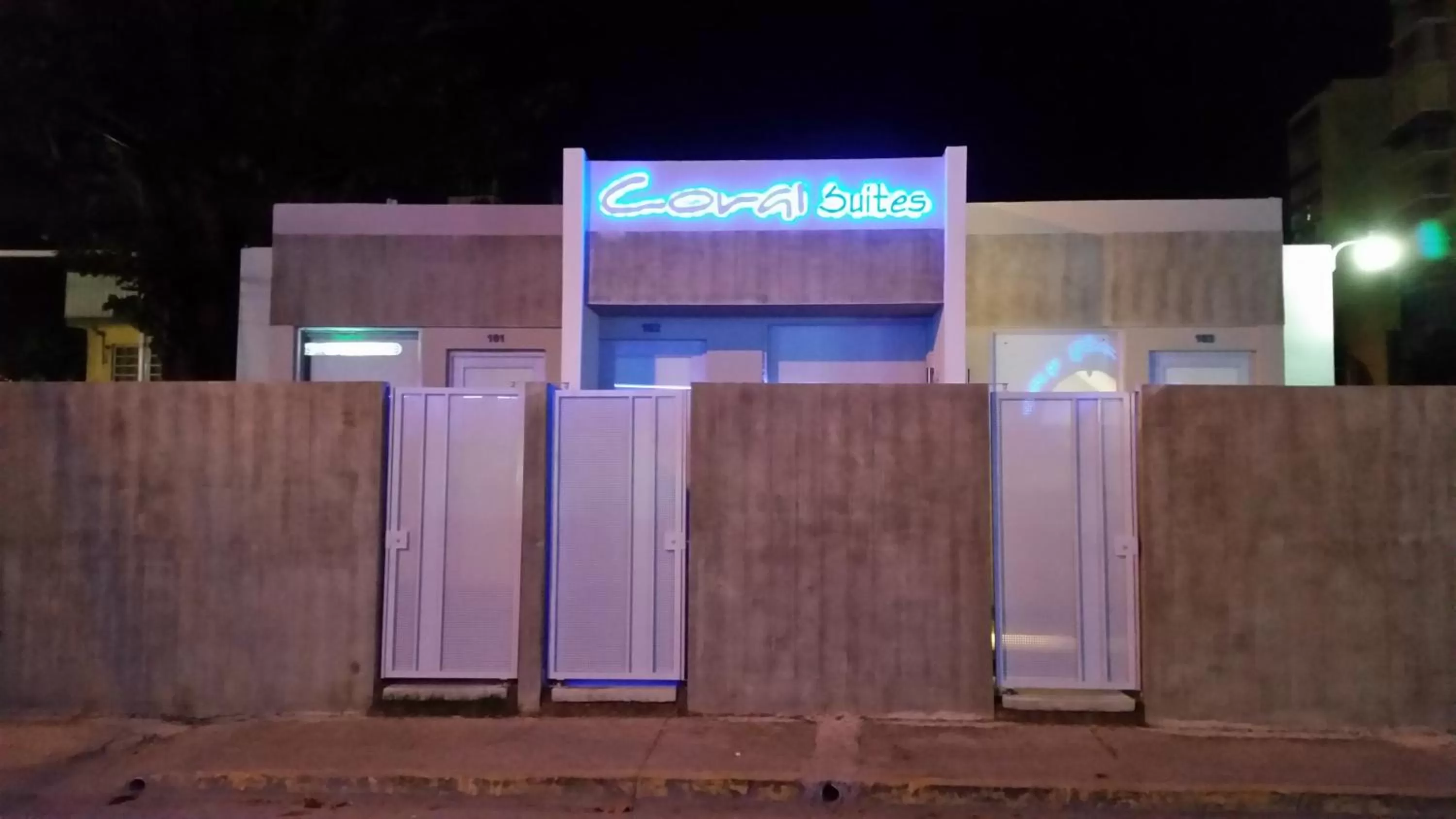Facade/entrance in Coral Suites