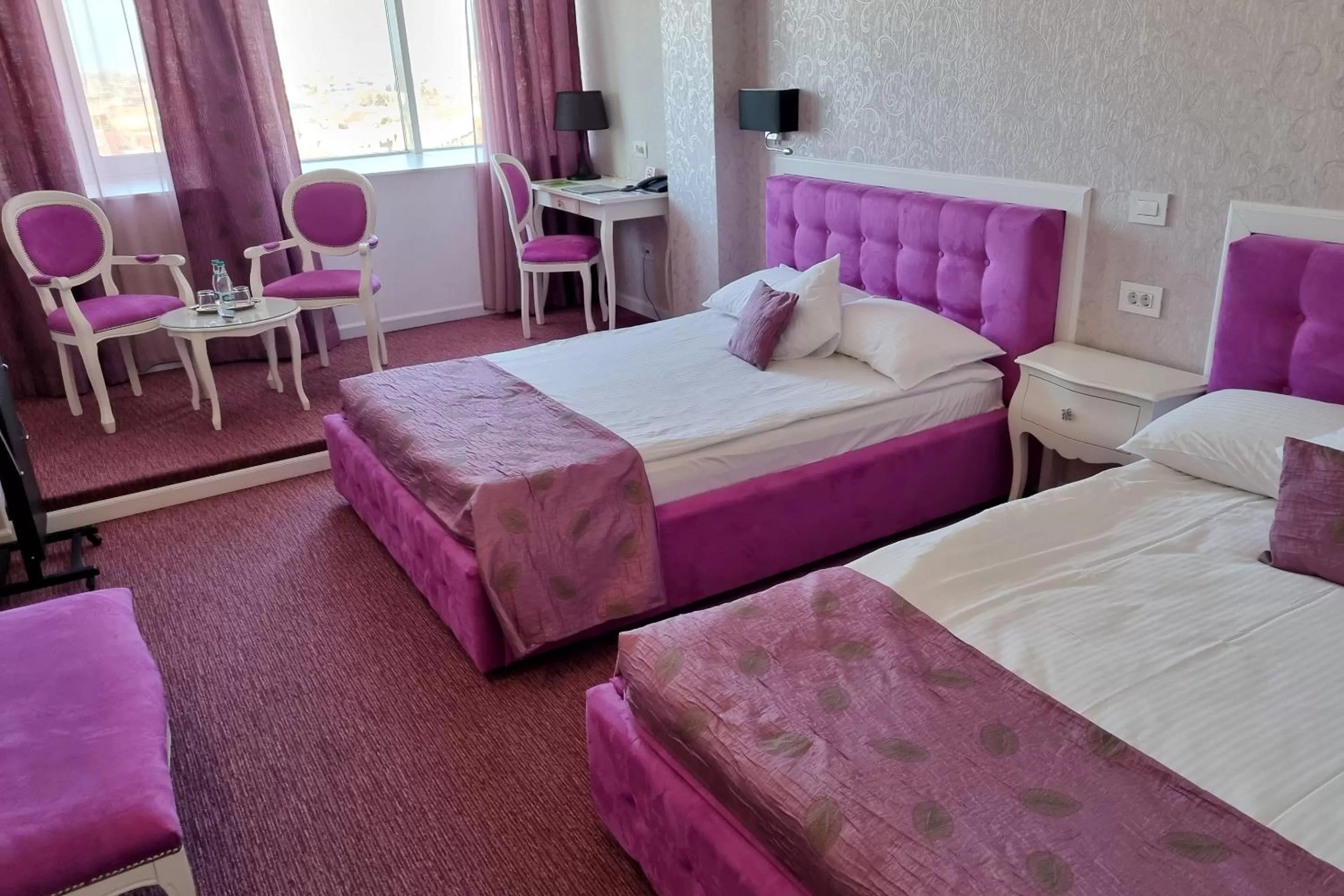 Photo of the whole room, Bed in Continental Forum Arad