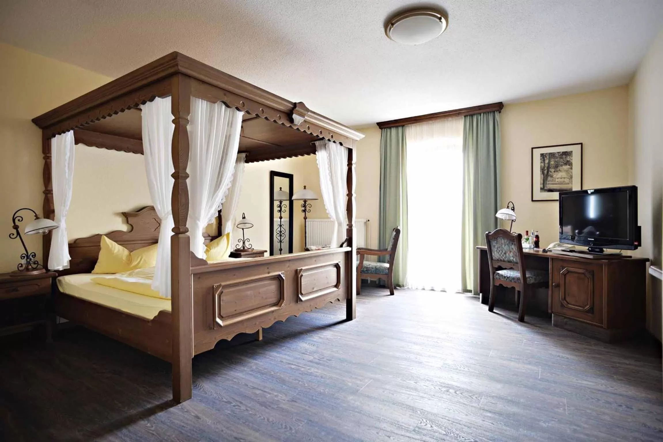 Photo of the whole room, Bed in Hotel und Restaurant Rittergut Kreipitzsch