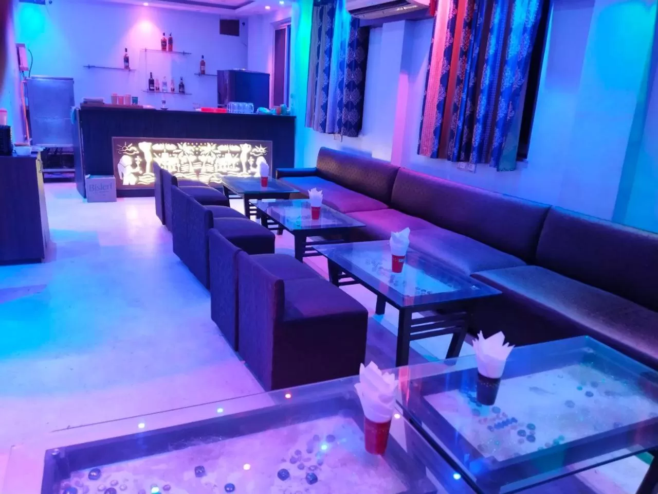 Restaurant/places to eat in Hotel Airlines