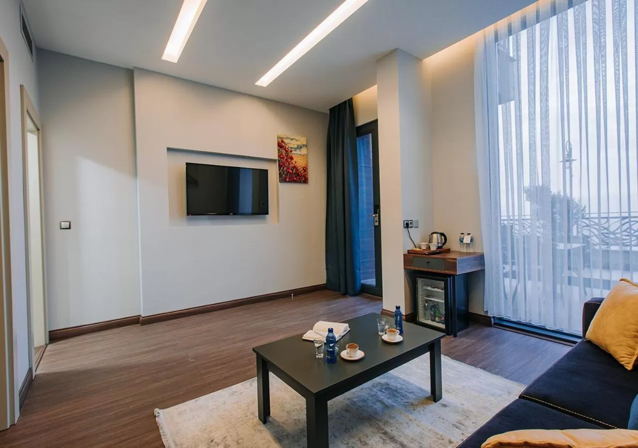 Communal lounge/ TV room in Peerless Villas Hotel