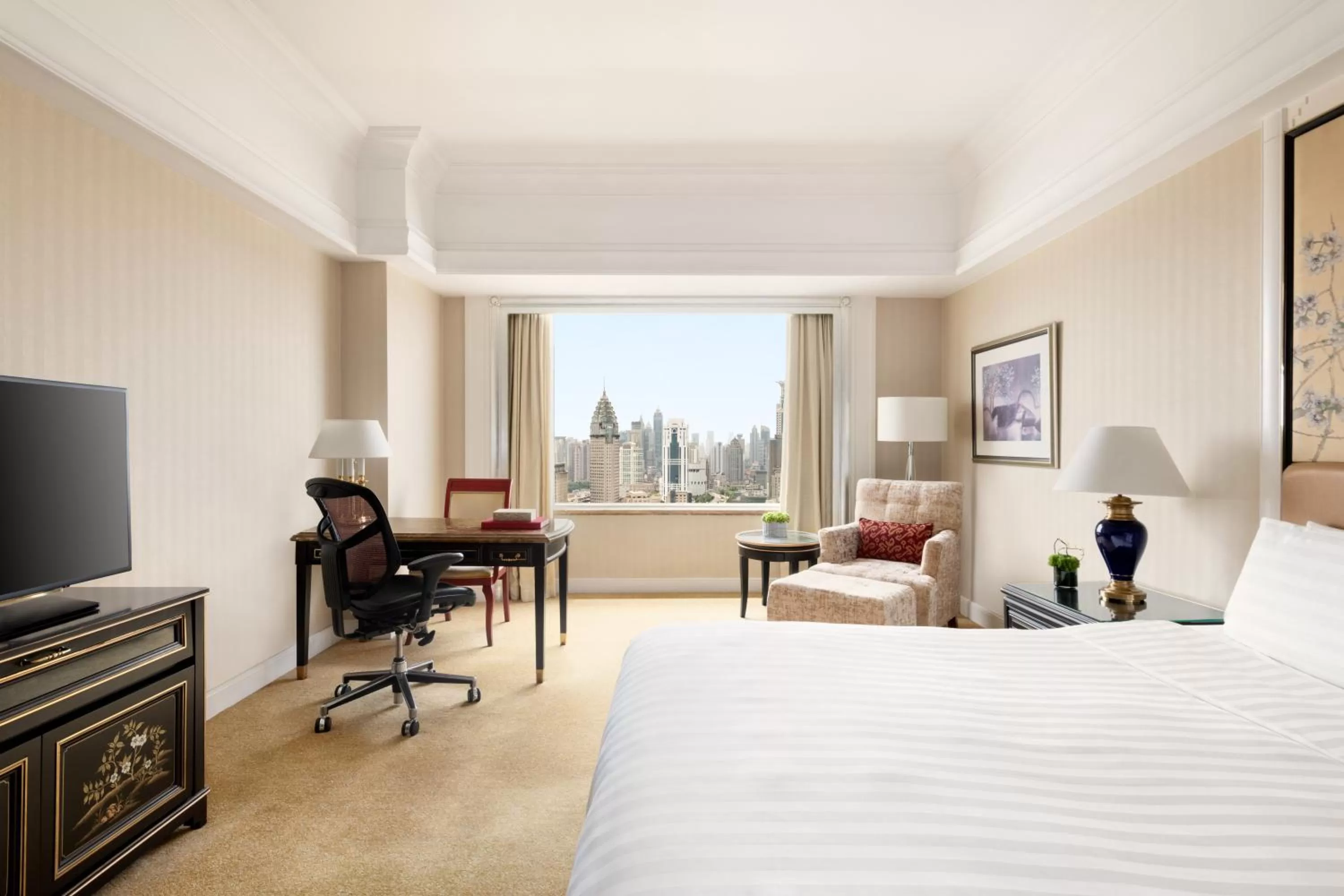 Bedroom, Bed in Pudong Shangri-La, Shanghai