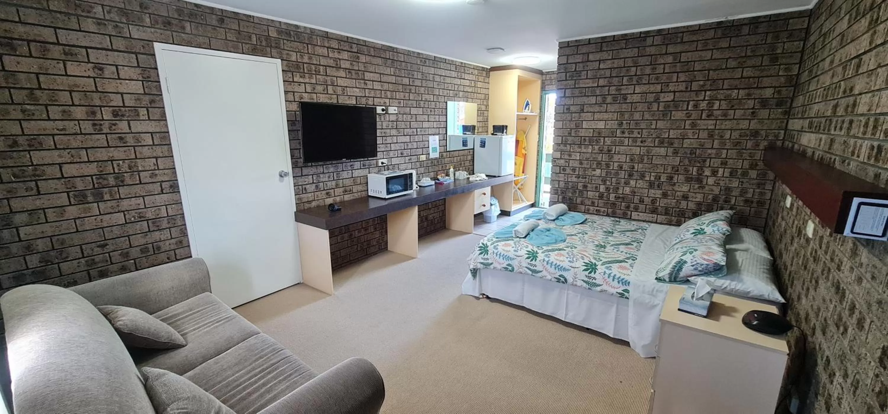 Photo of the whole room, Bed in The SIM - Sussex Inlet Motel