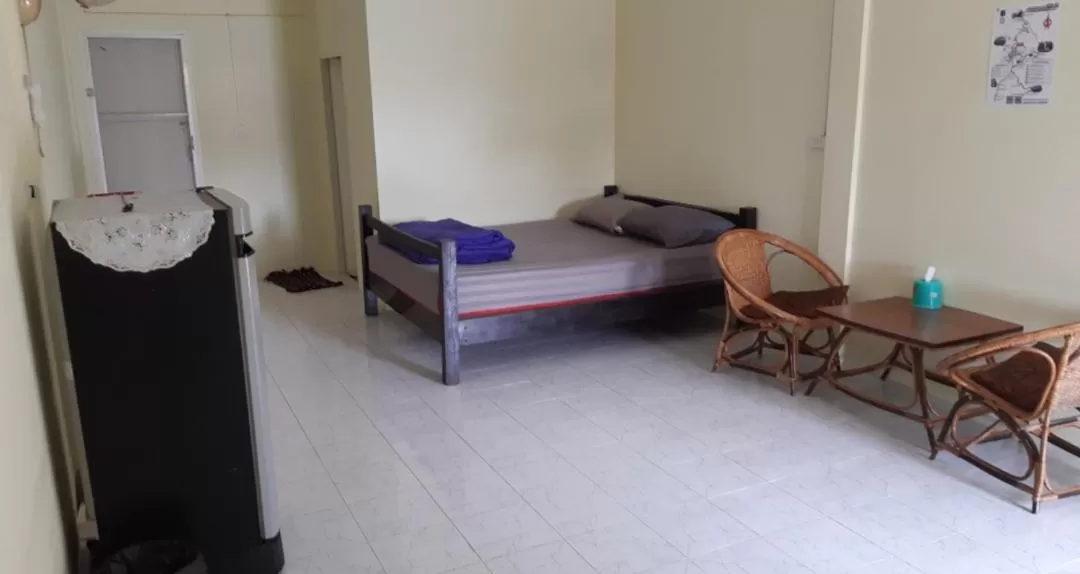 Bed in Pakchong hostel & wildlife tour