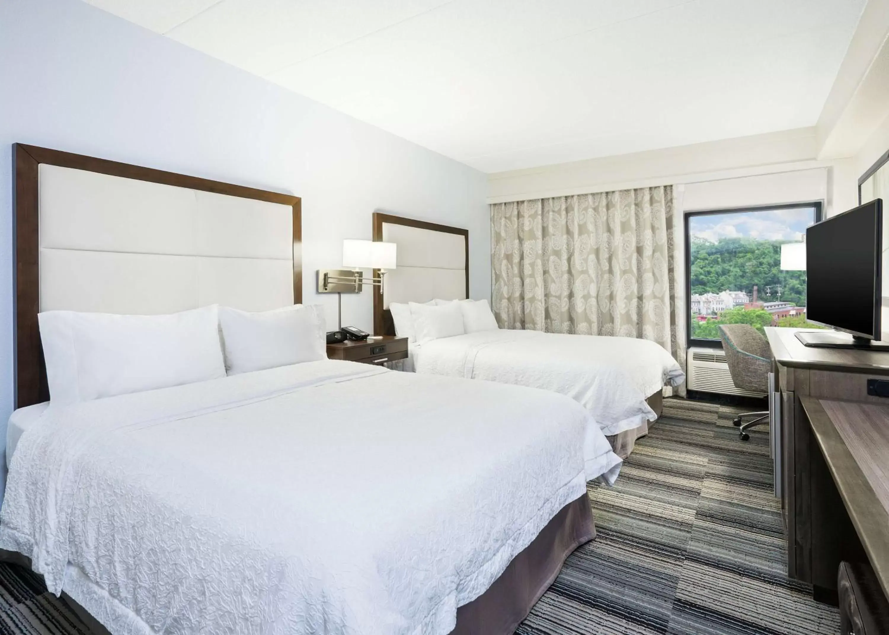 Queen Room with Two Queen Beds - Non-Smoking in Hampton Inn Pittsburgh University Medical Center Queen Room with Two Queen Beds - Non-Smoking in Hampton Inn Pittsburgh University Medical Center