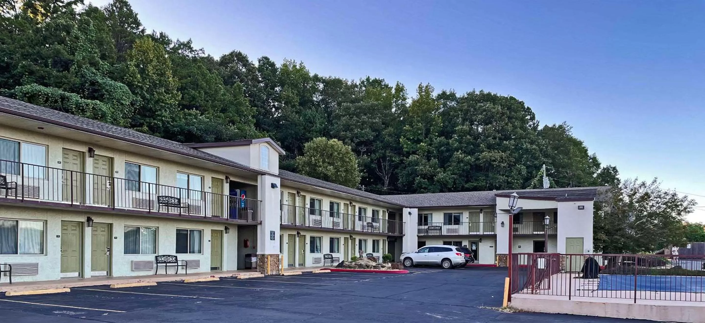 Property building in Quality Inn Clinton North