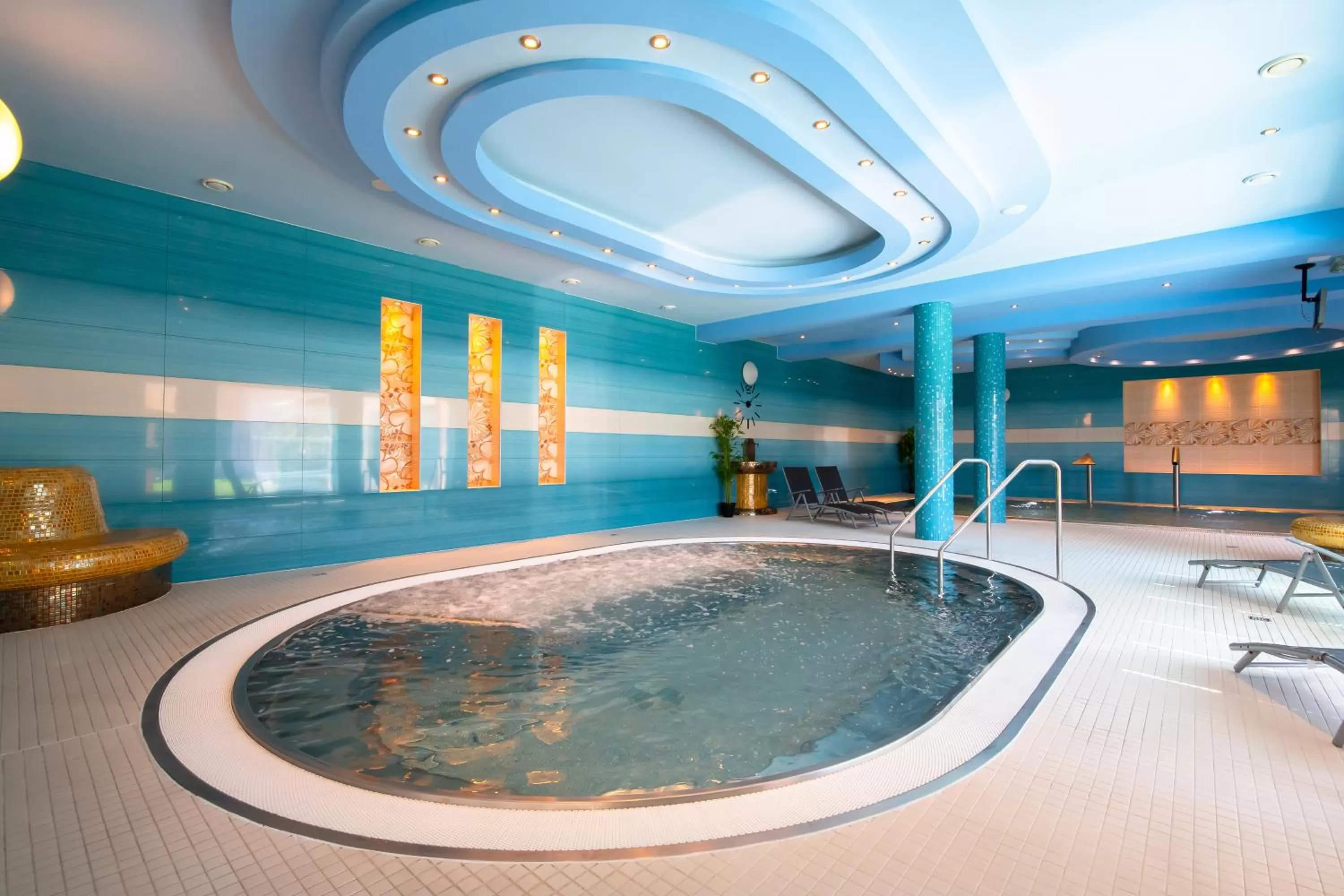 Hot Tub, Swimming Pool in Spa & Wellness Hotel Orchidea