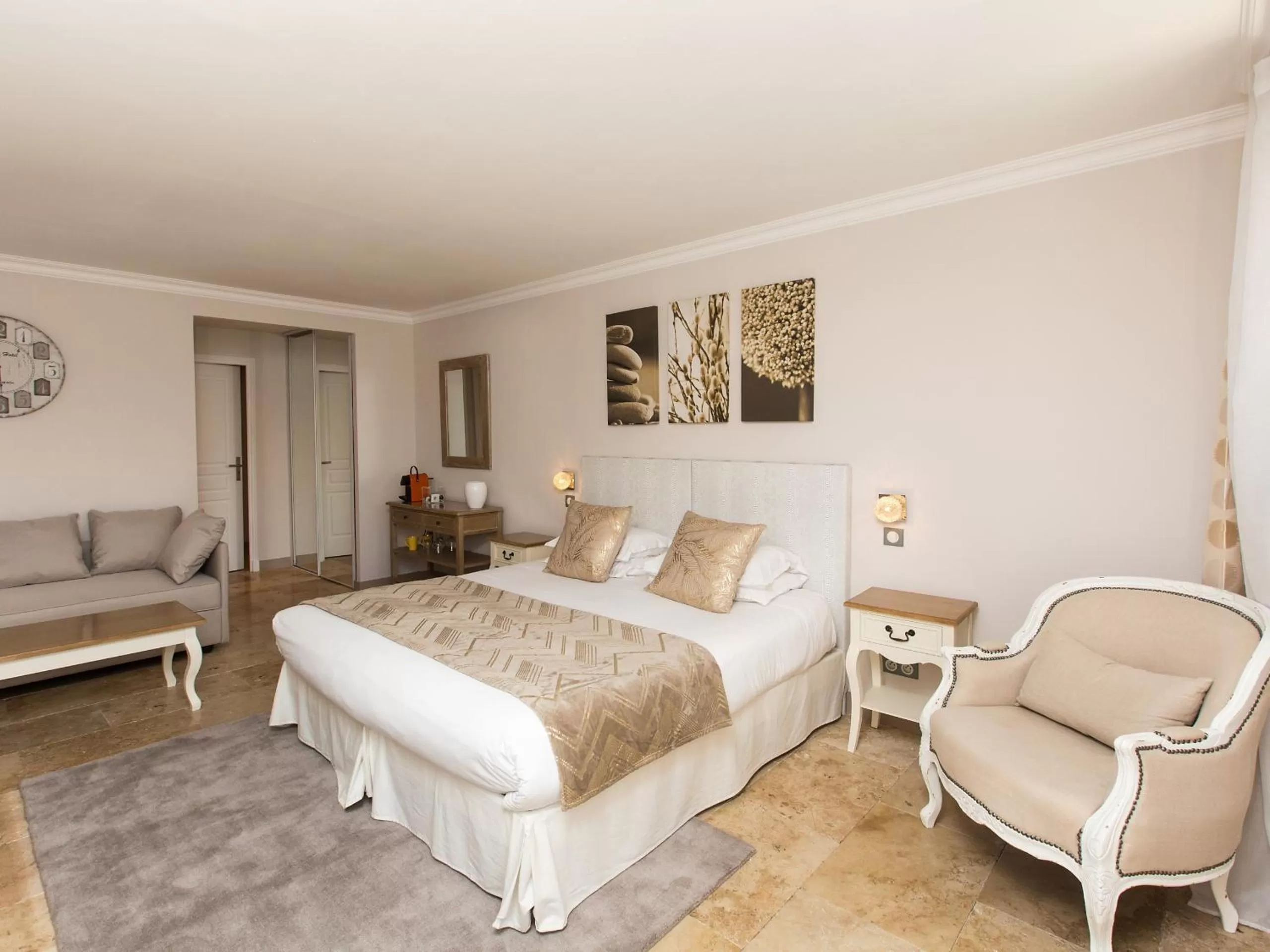 Bedroom in Les chambres d'hôtes de Mougins