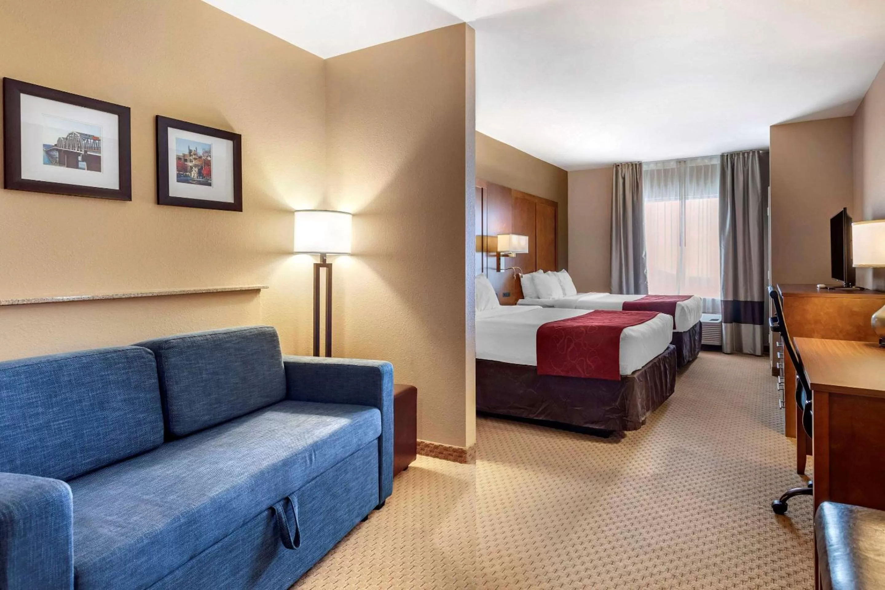 Photo of the whole room, Bed in Comfort Suites Florence Shoals Area