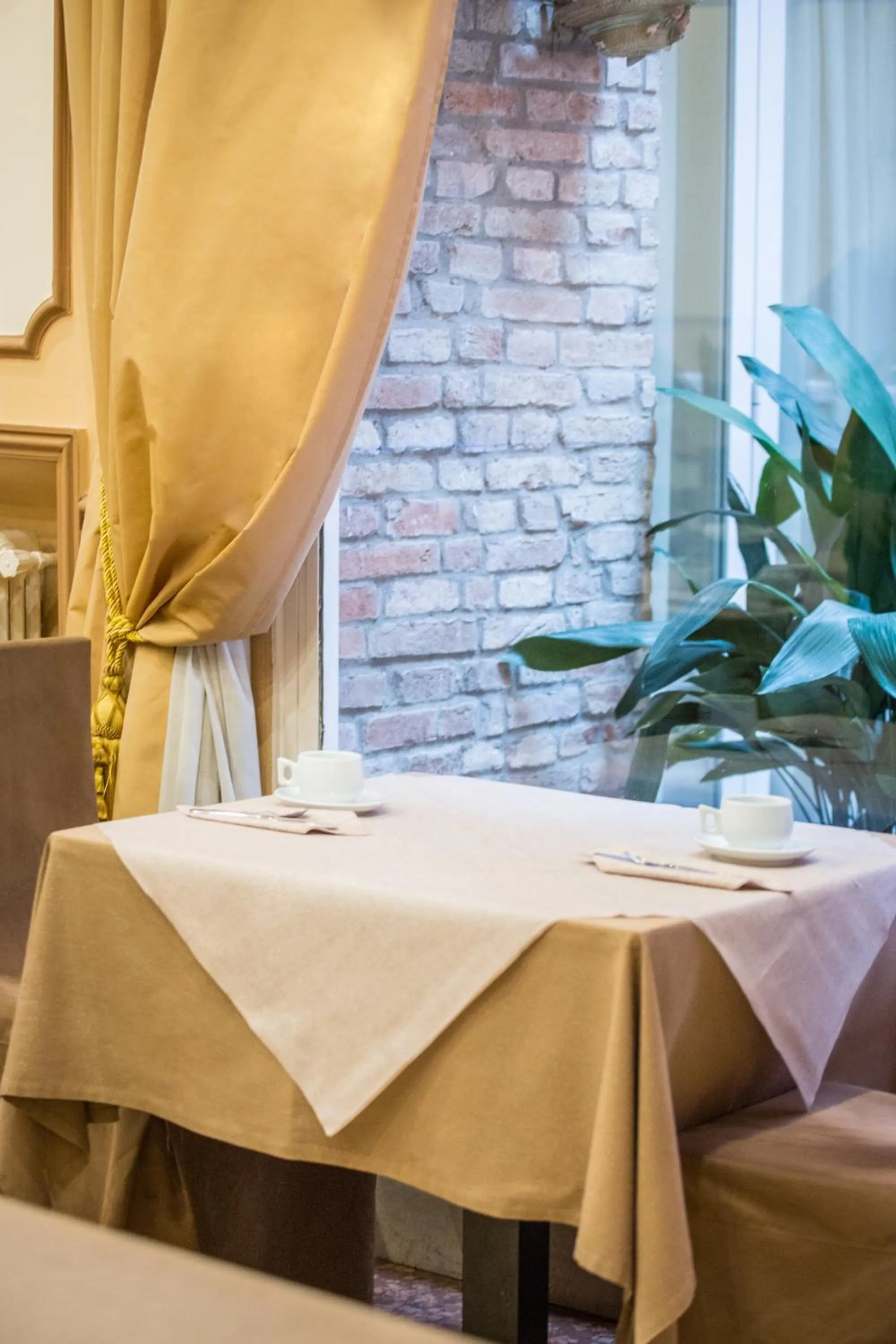 Restaurant/places to eat in Hotel Europa