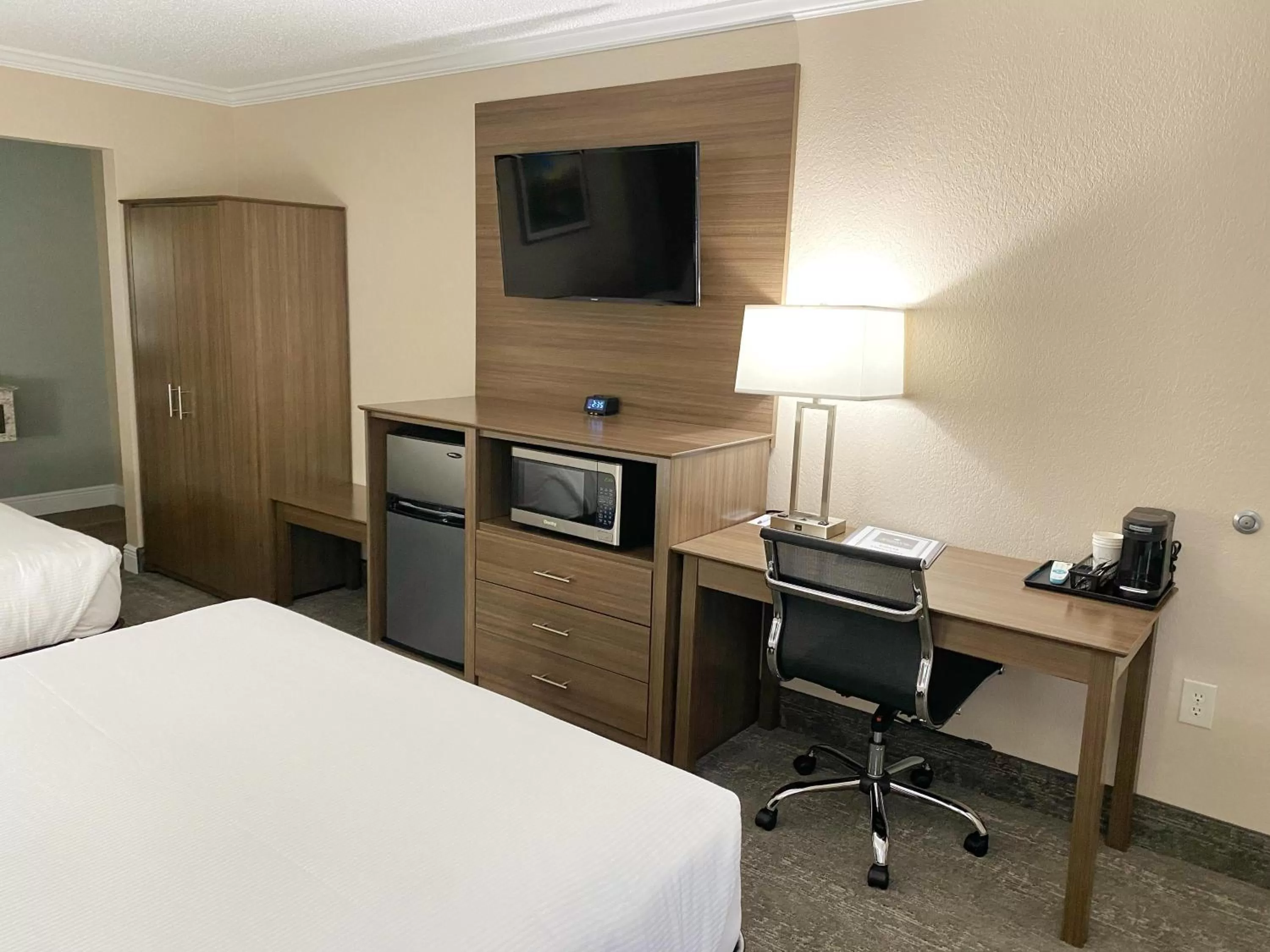 TV and multimedia, Bed in Roadstar Hotel Zephyrhills