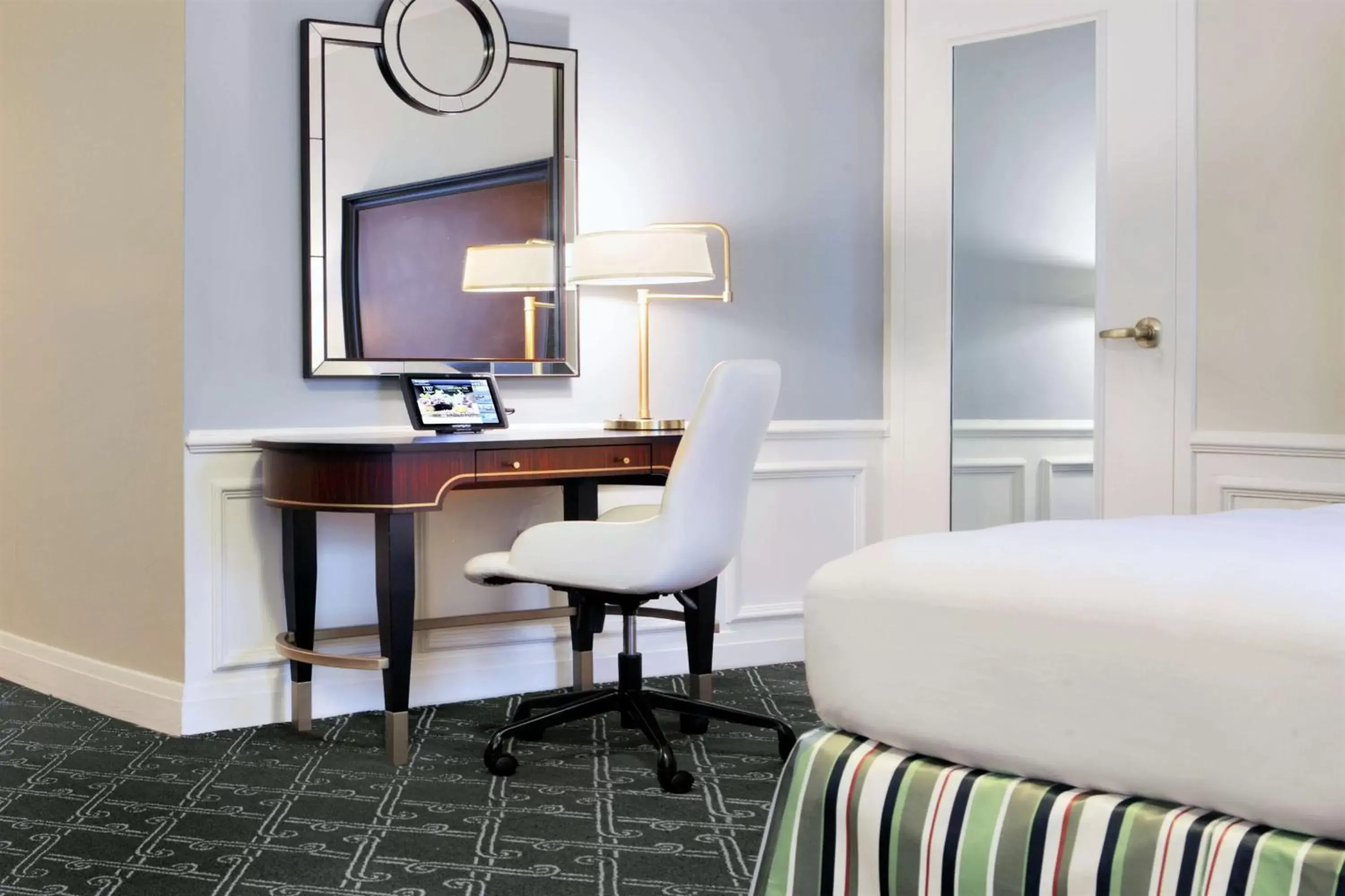 One-Bedroom King Suite with Roll-In Shower - Mobility Access in The Palmer House Hilton One-Bedroom King Suite with Roll-In Shower - Mobility Access in The Palmer House Hilton