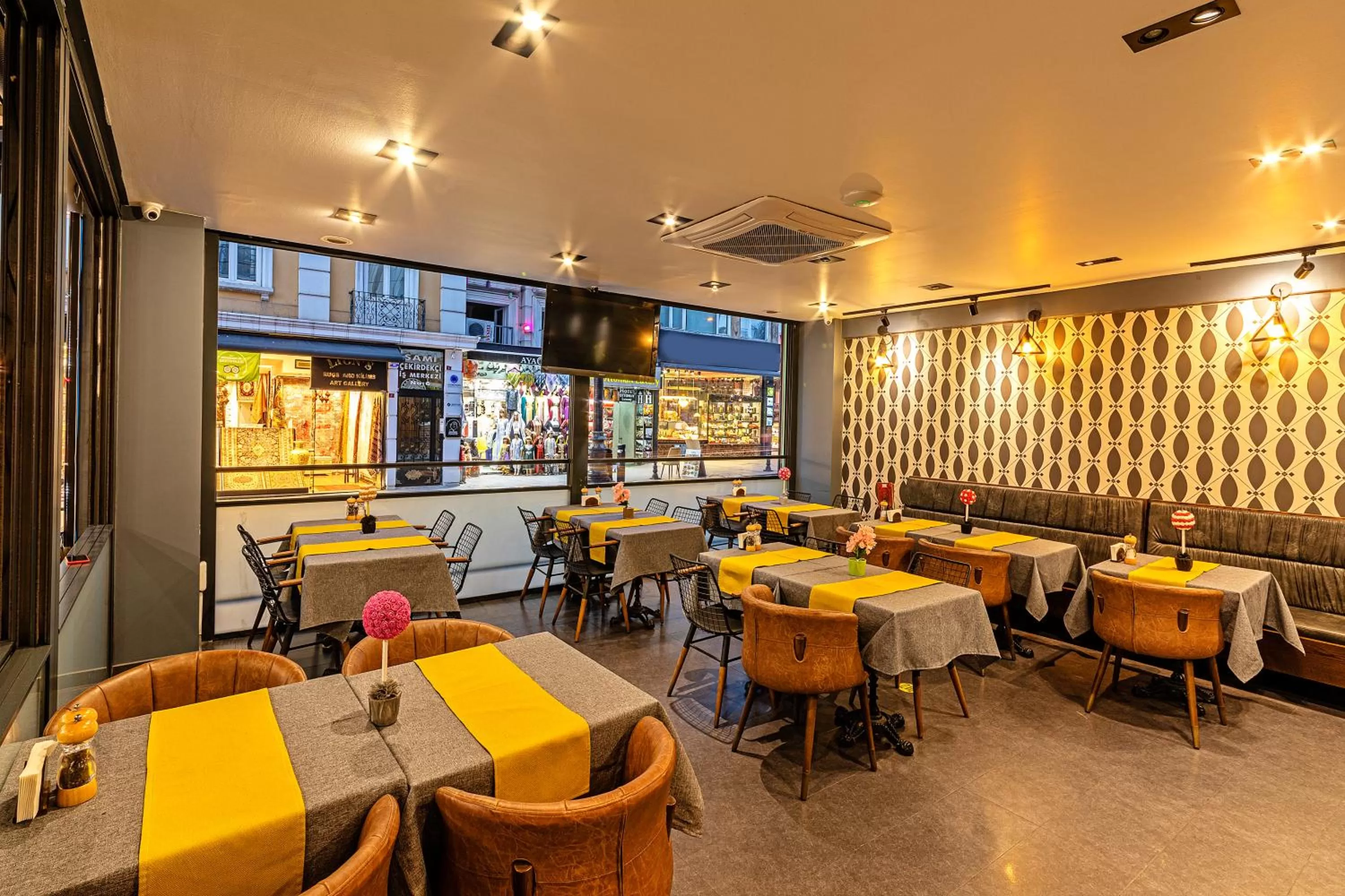 Restaurant/places to eat in Neda