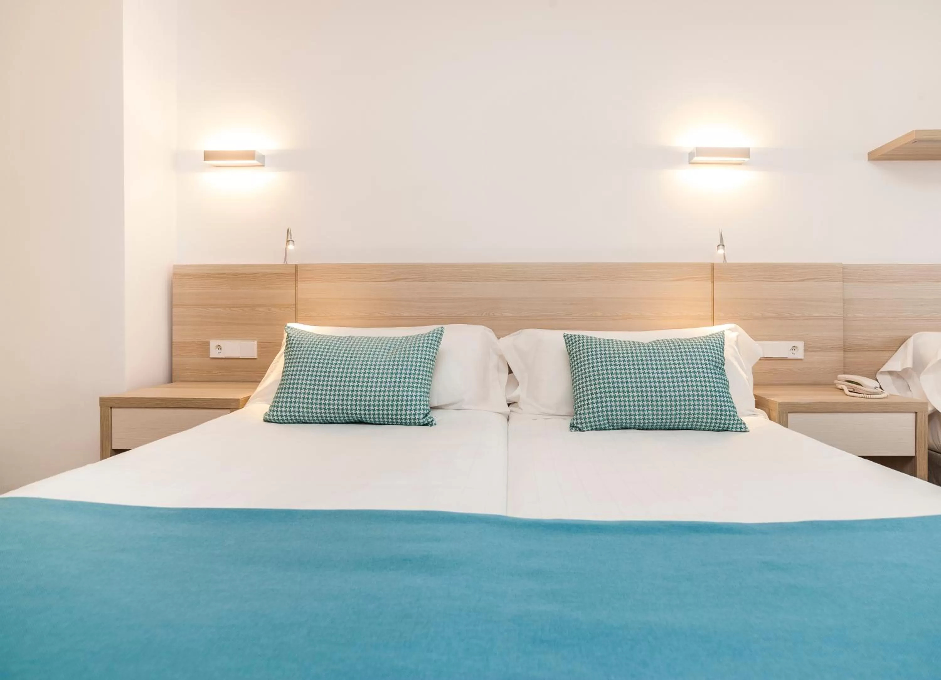 Bedroom, Bed in Globales Mimosa