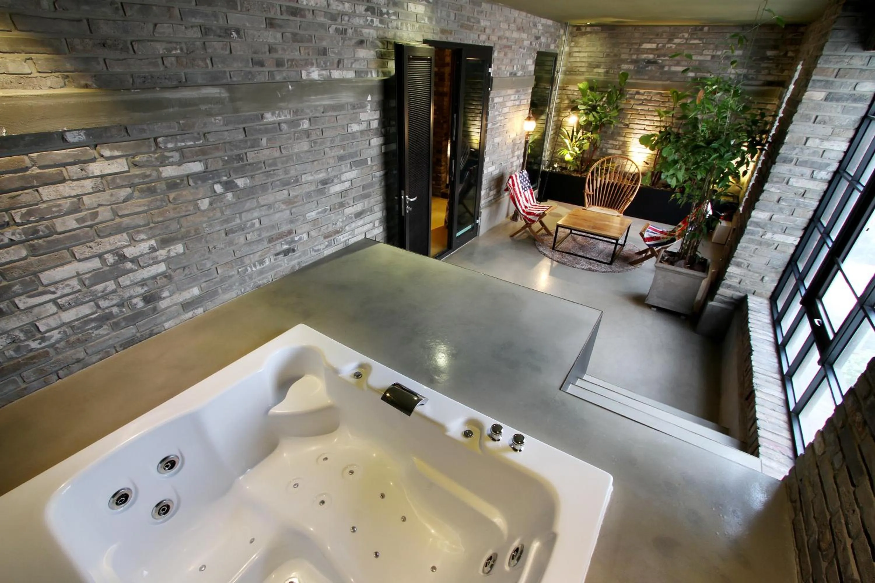 Hot Tub in Boutique Hotel Loft