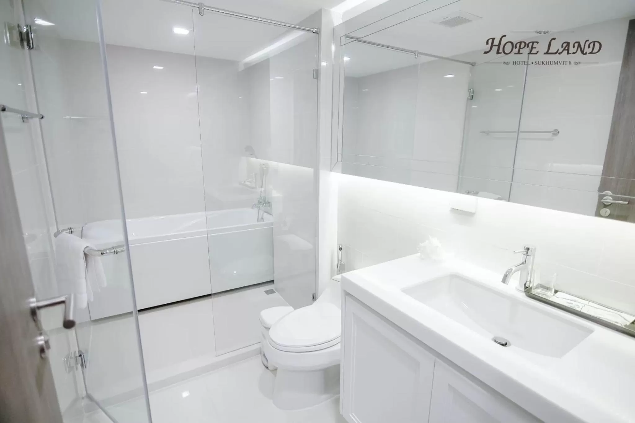 Shower in Hope Land Hotel Sukhumvit 8