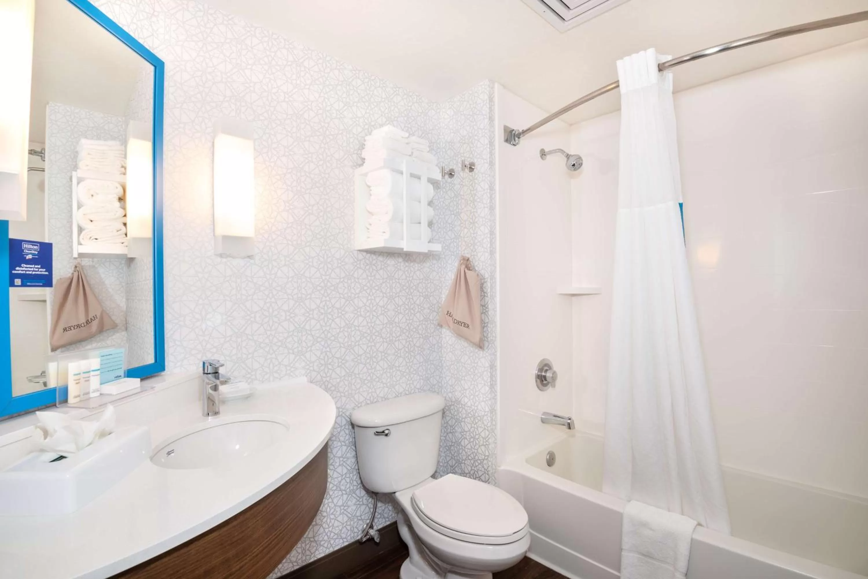 Bathroom in Hampton Inn Tucson-Airport