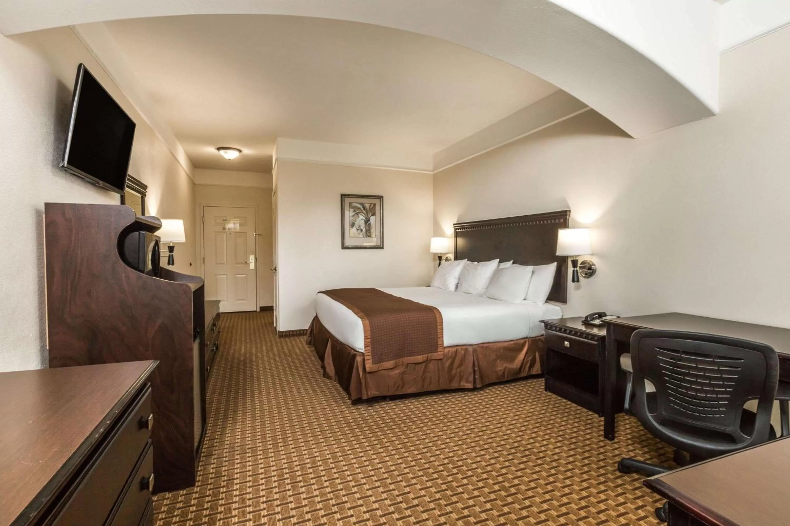 Photo of the whole room, Bed in Baymont by Wyndham Galveston