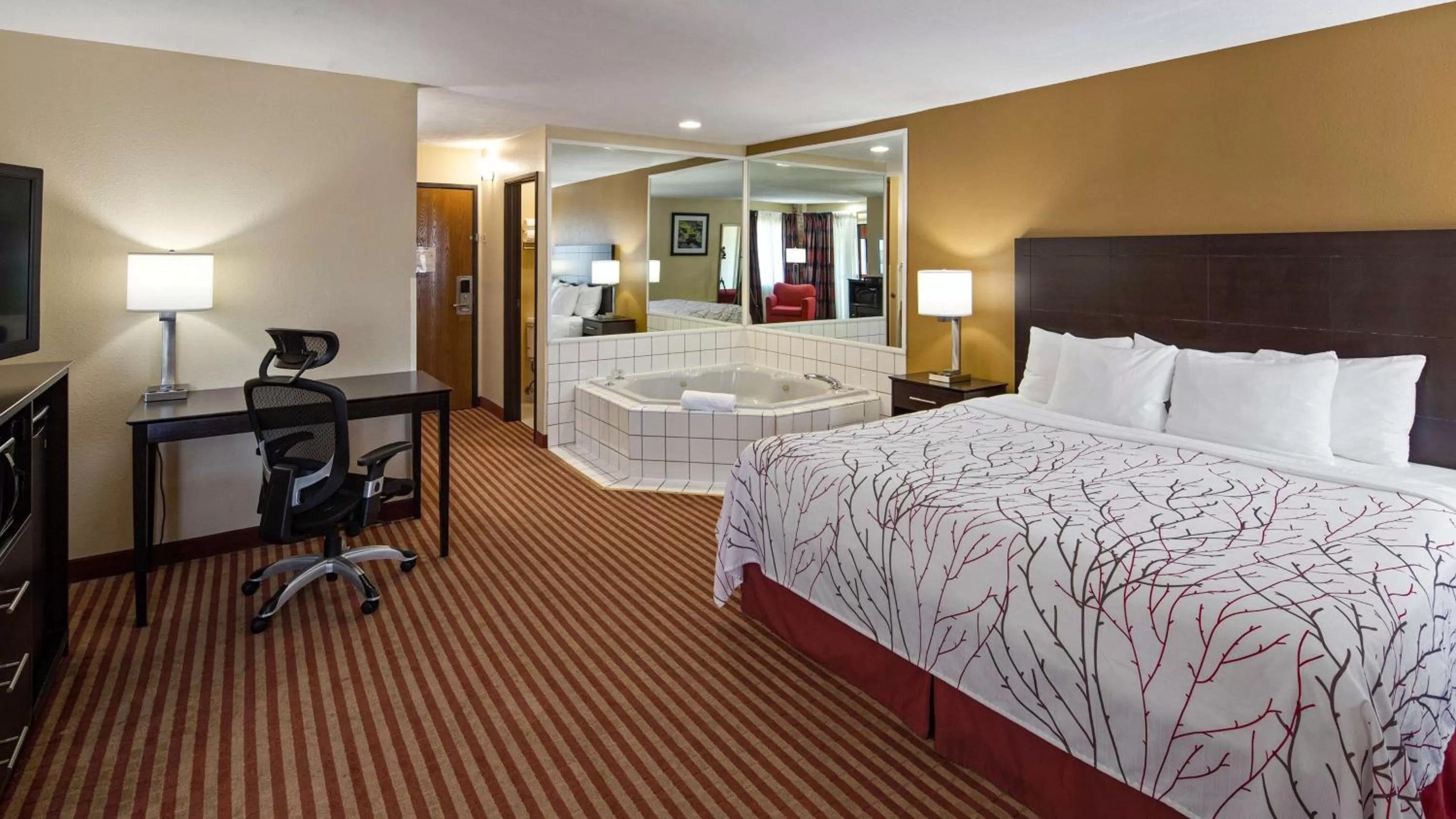 King Suite with Balcony in Best Western Jacksonville Inn