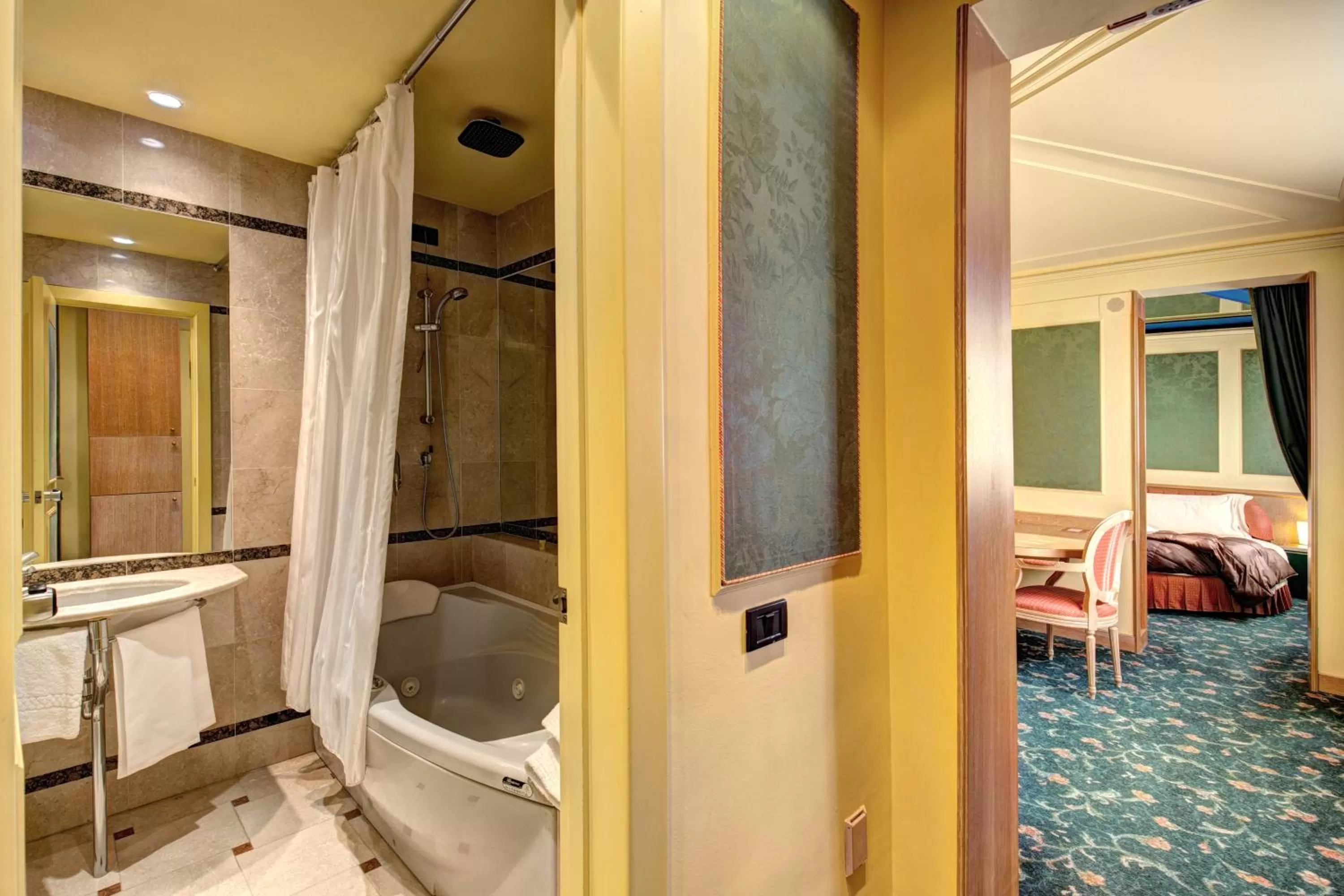 Bathroom, Bed in Hotel Motel Regal