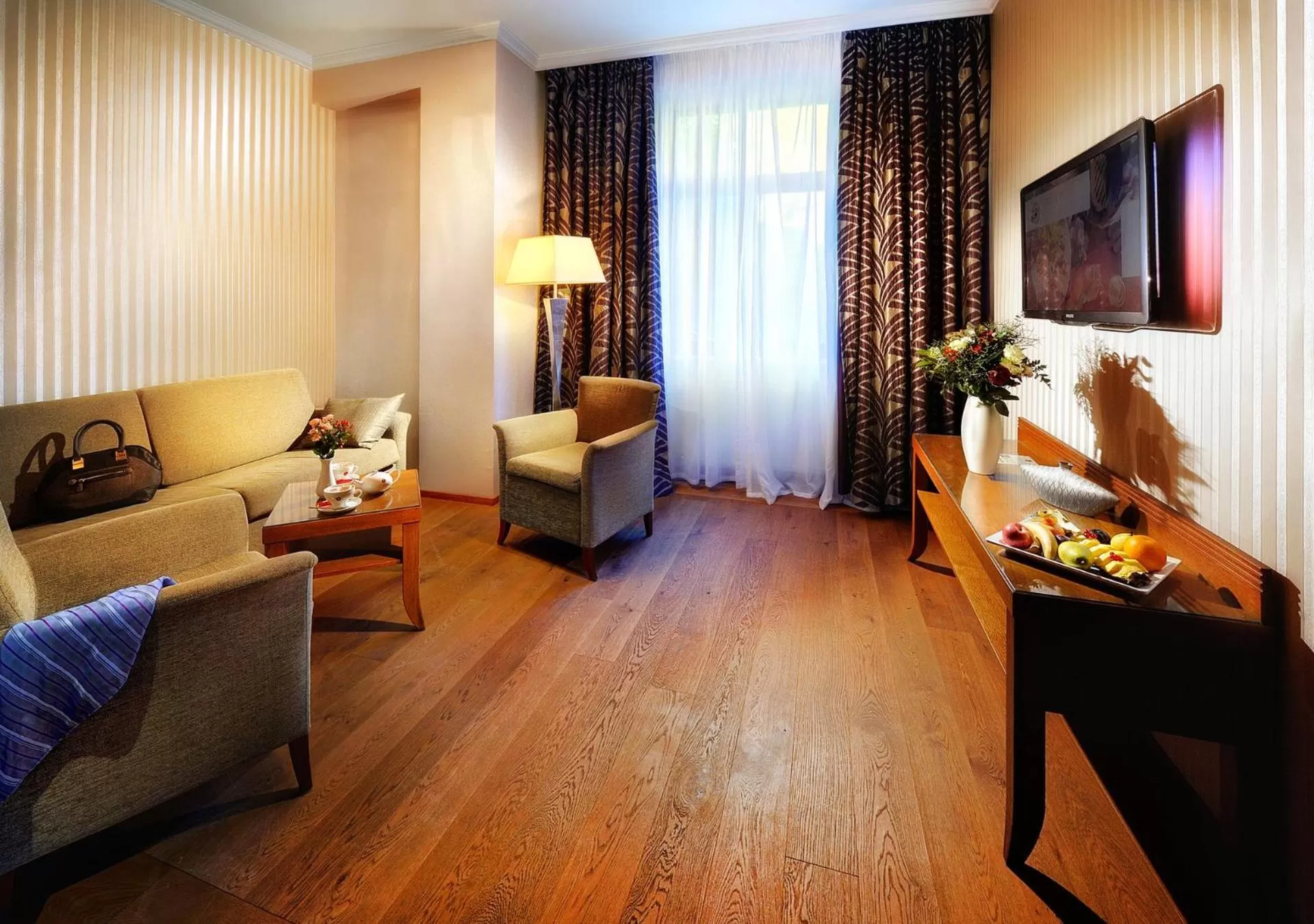 Communal lounge/ TV room in Grand Hotel Praha