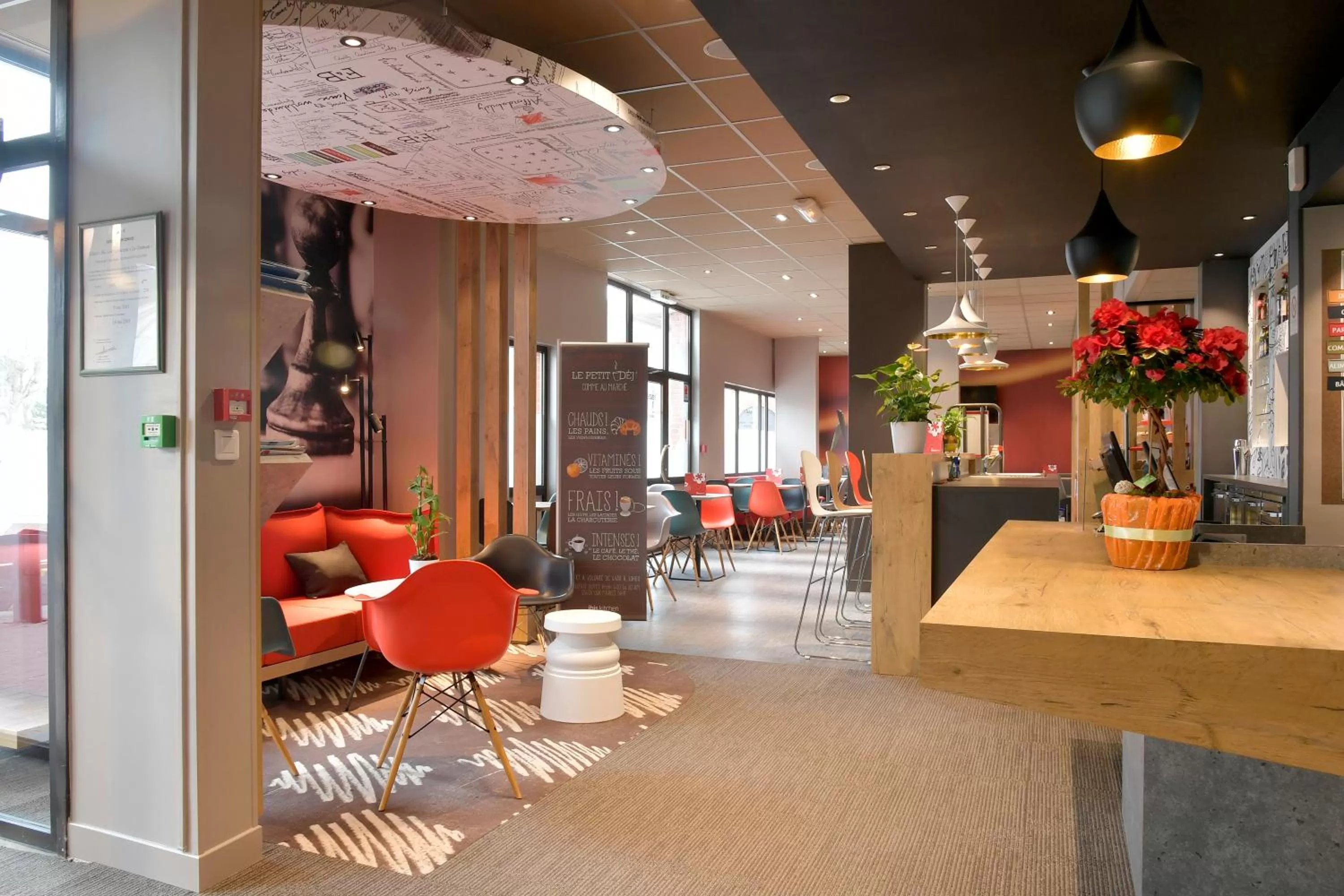 Communal lounge/ TV room in ibis Saint Quentin Basilique