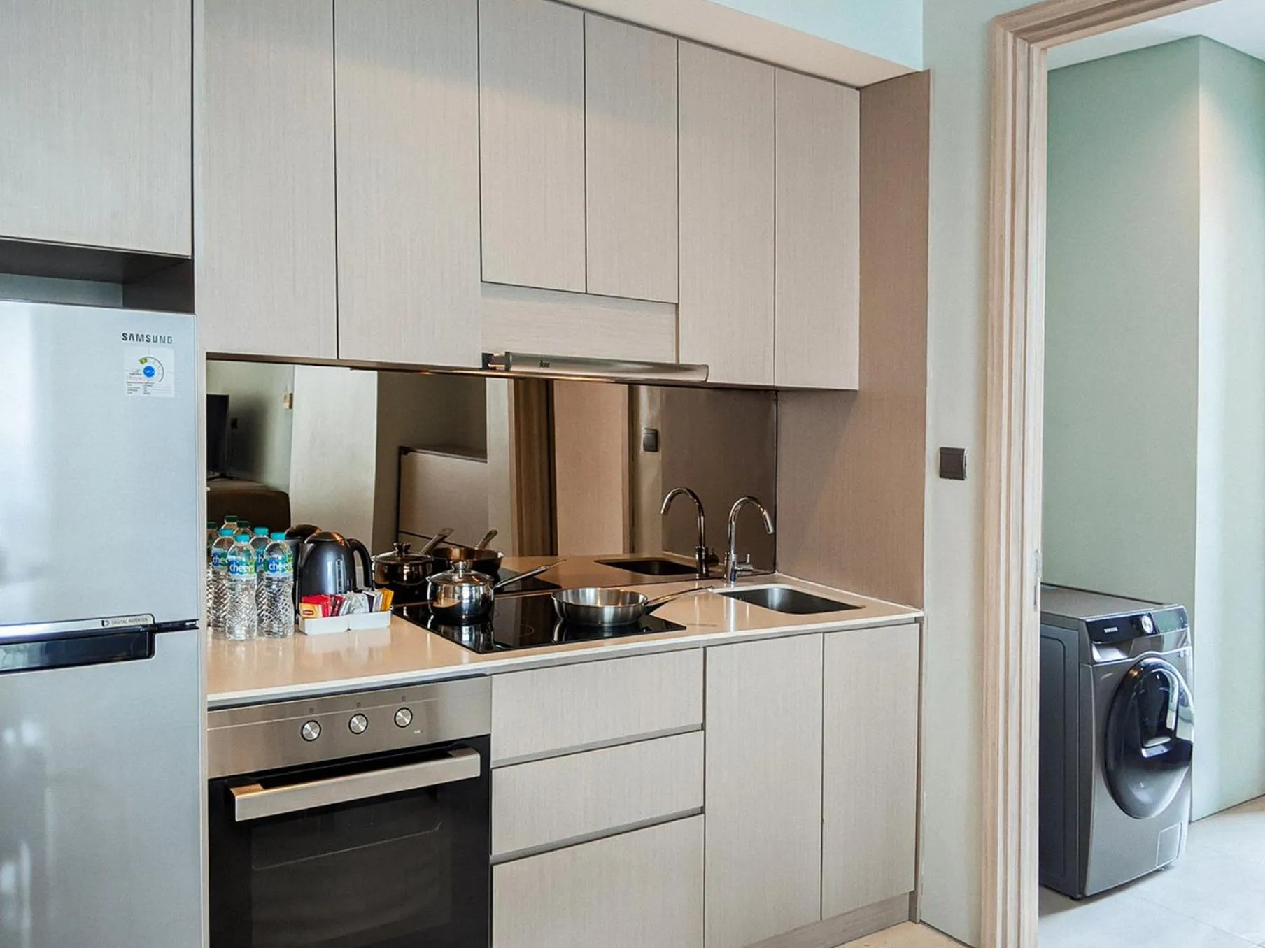 Photo of the whole room, Kitchen/Kitchenette in Crowne Plaza Jakarta Residences, an IHG Hotel