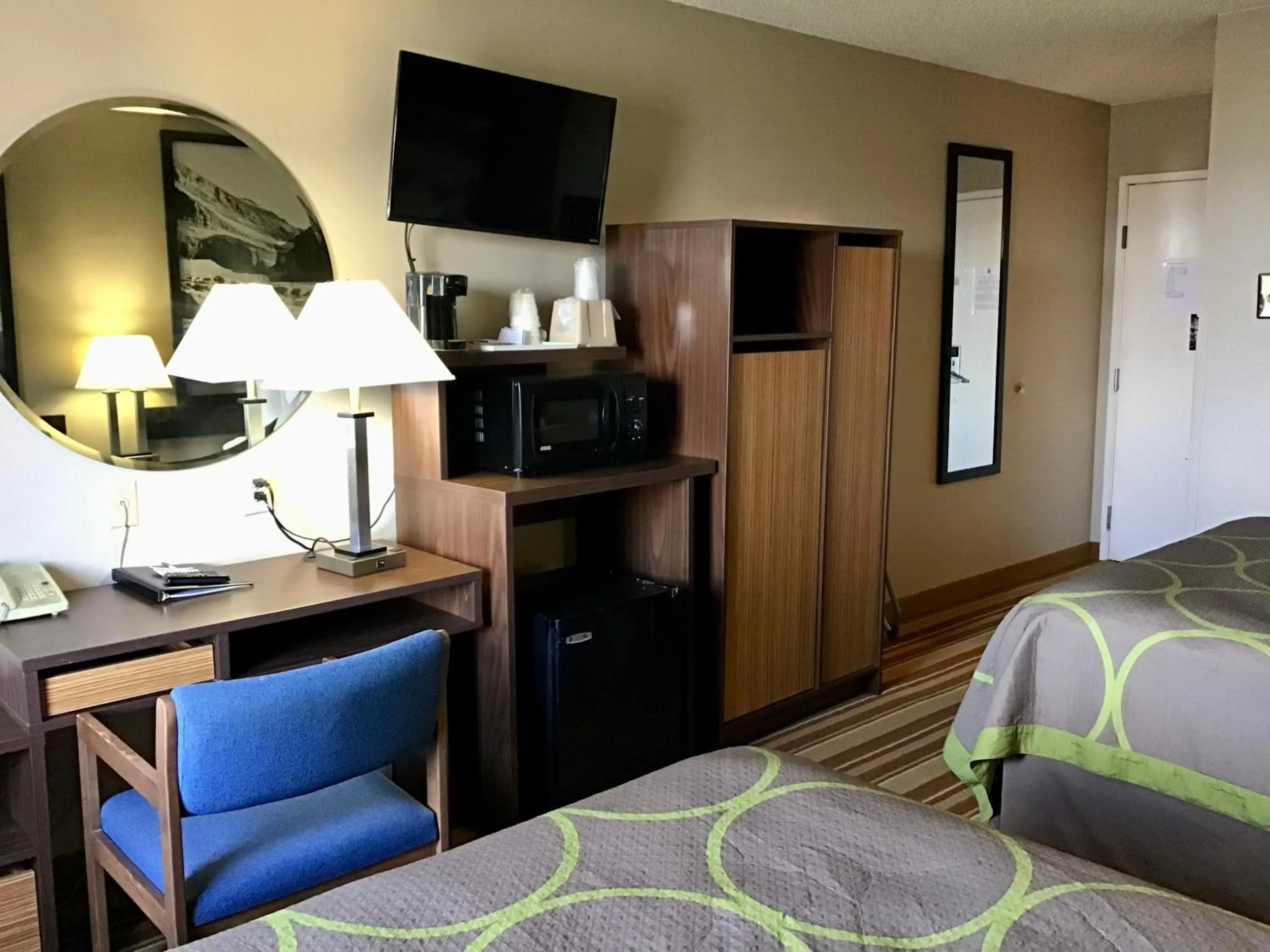 TV and multimedia, Bed in Super 8 by Wyndham Helena