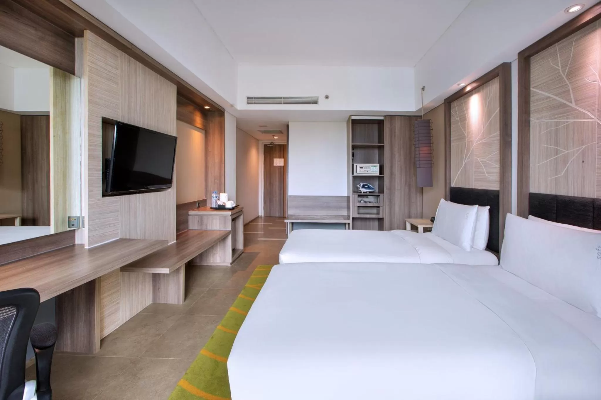 Photo of the whole room, Bed in Holiday Inn Bandung Pasteur by IHG