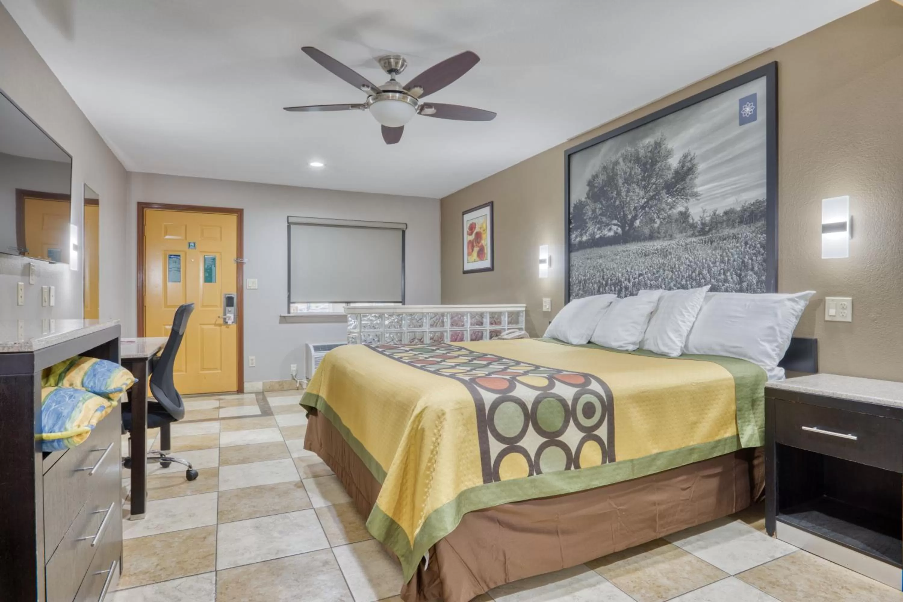 Photo of the whole room, Bed in Texas Inn Donna