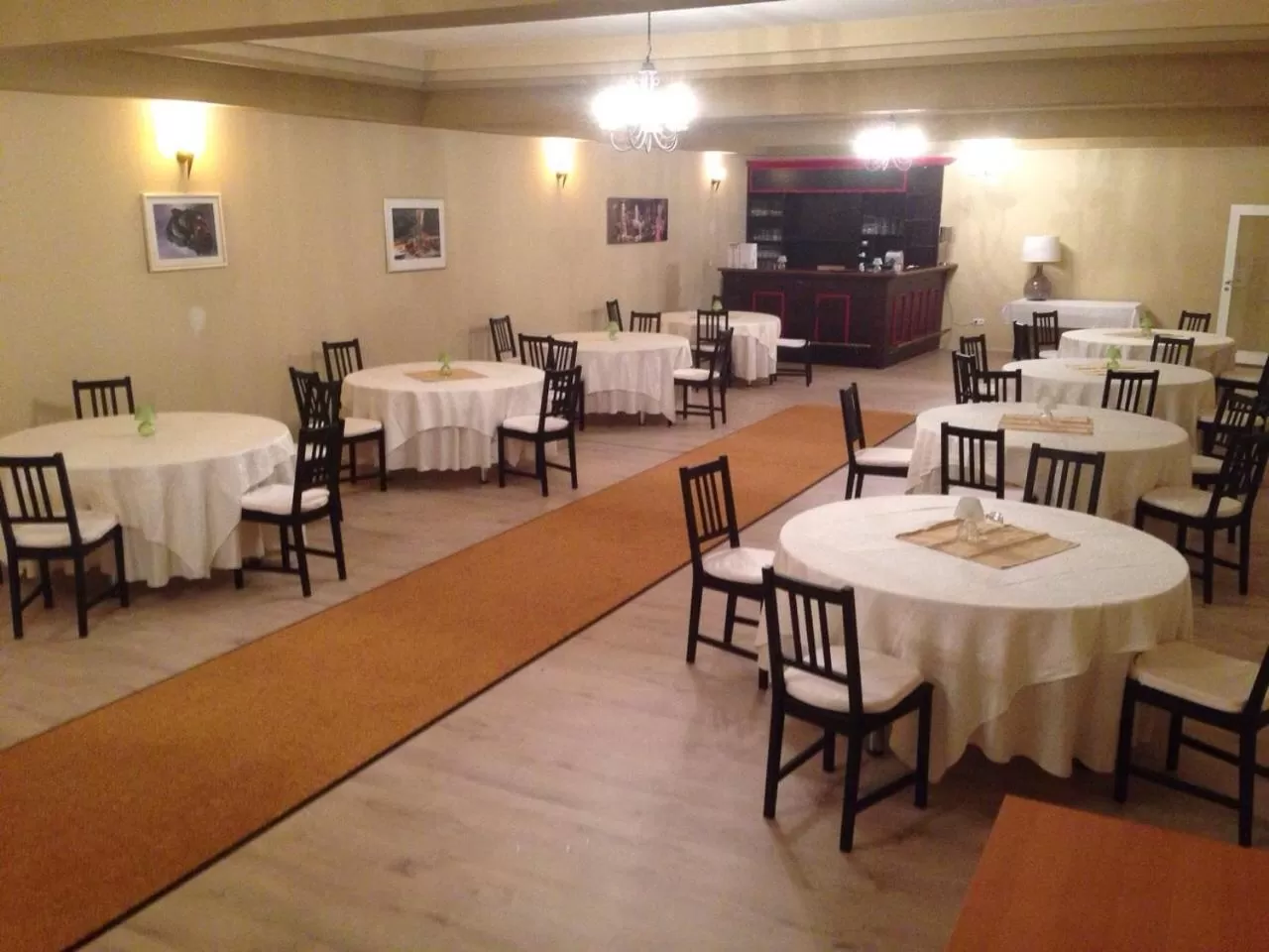 Restaurant/places to eat in Hotel A8 Lukas bei Blue