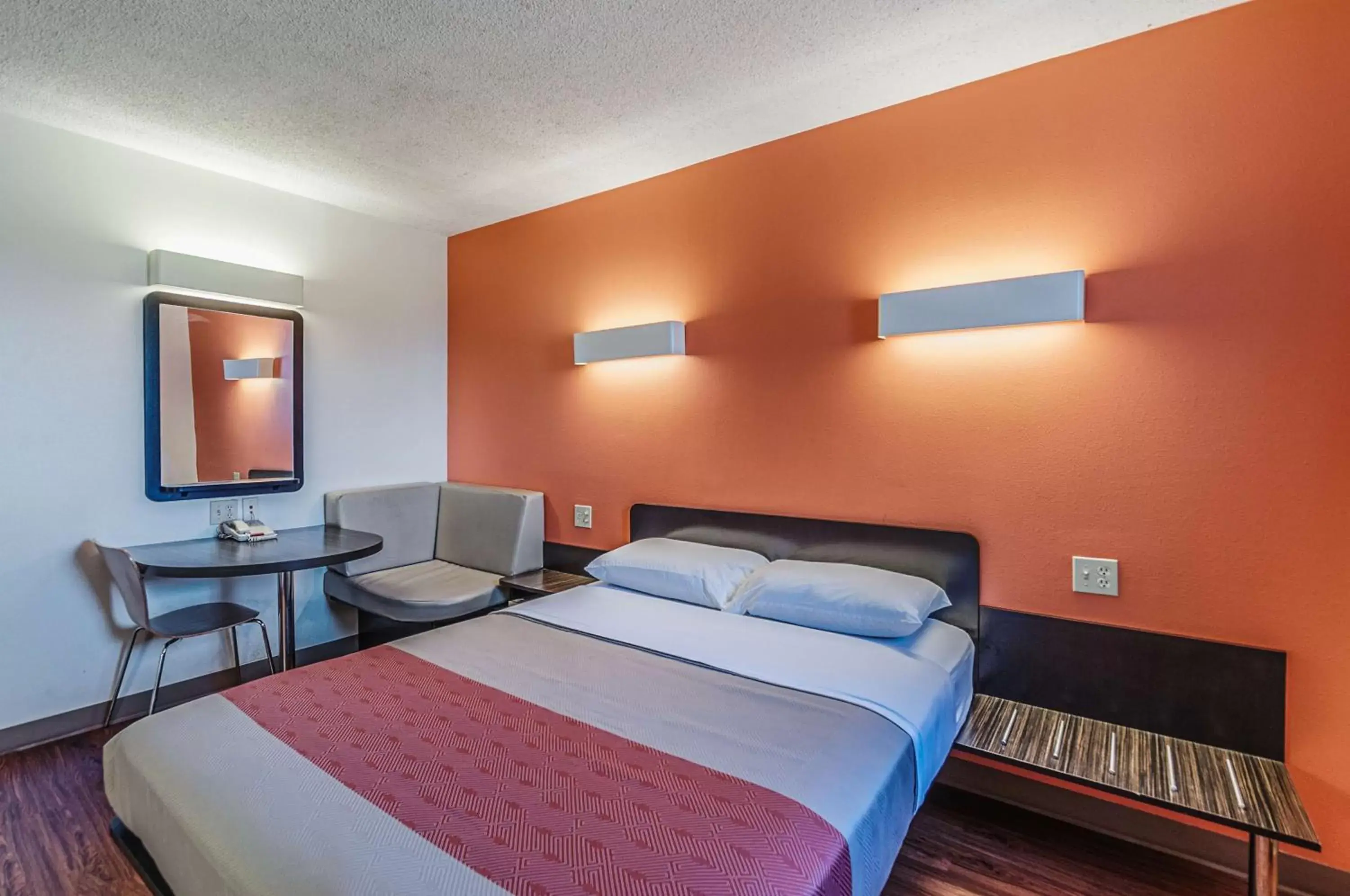 King Room - single occupancy - Non-Smoking in Motel 6-Martinsburg, WV King Room - single occupancy - Non-Smoking in Motel 6-Martinsburg, WV