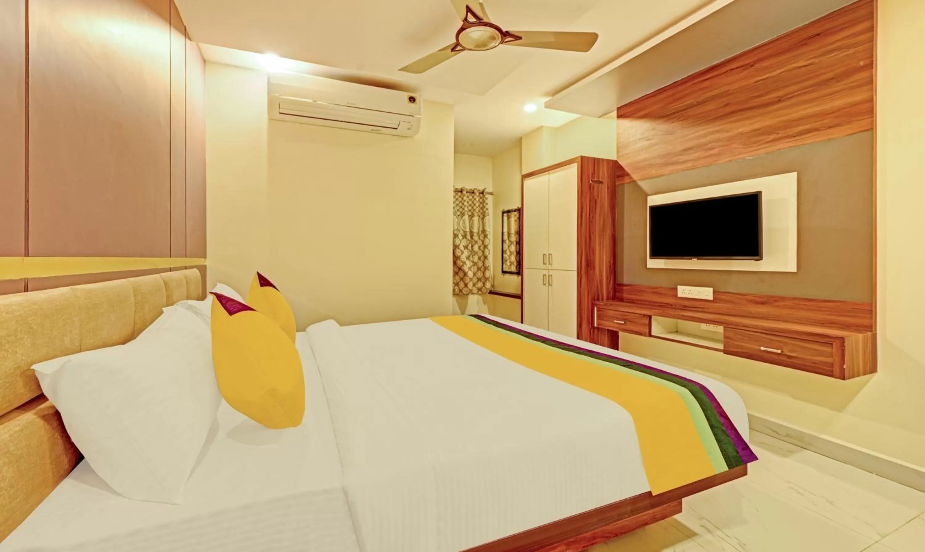 Photo of the whole room, Bed in Itsy Hotels Sri Sai Grand Inn