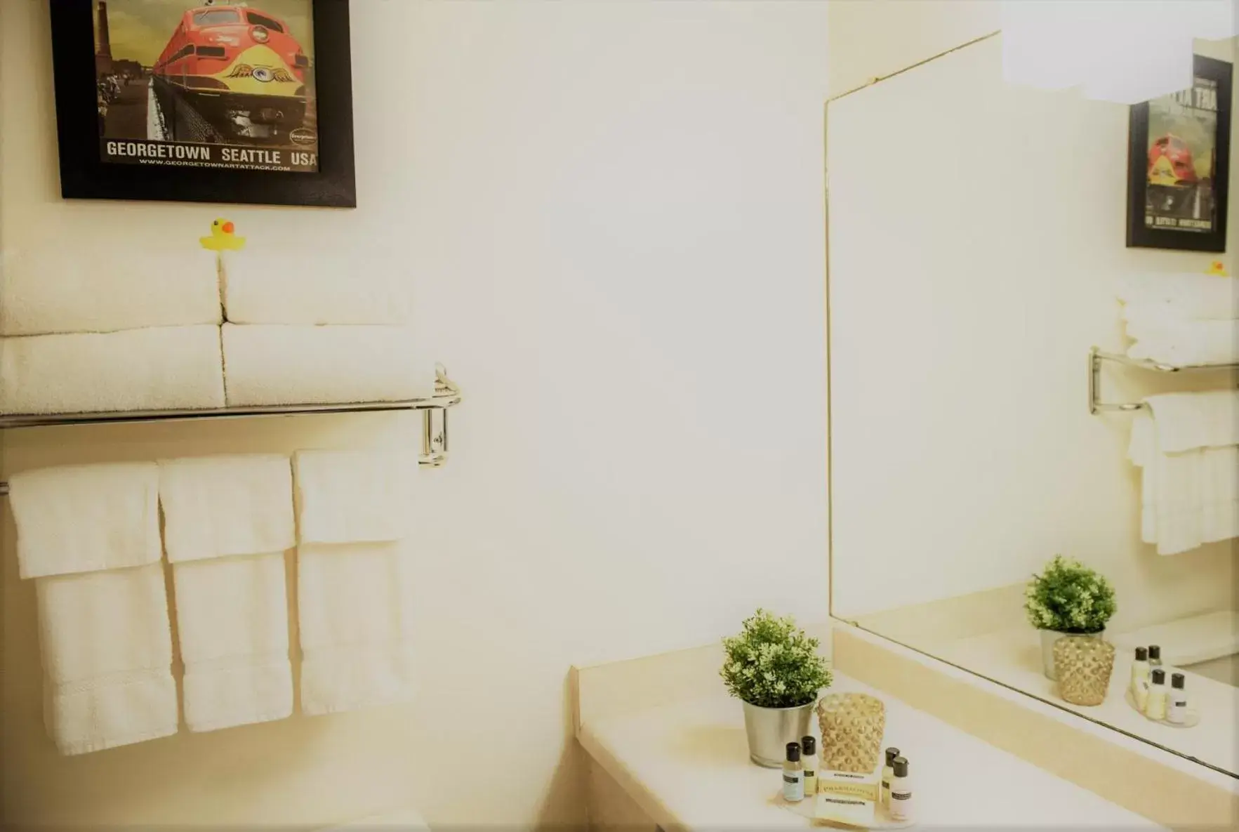 Classic Queen Room in Georgetown Inn Seattle Classic Queen Room in Georgetown Inn Seattle