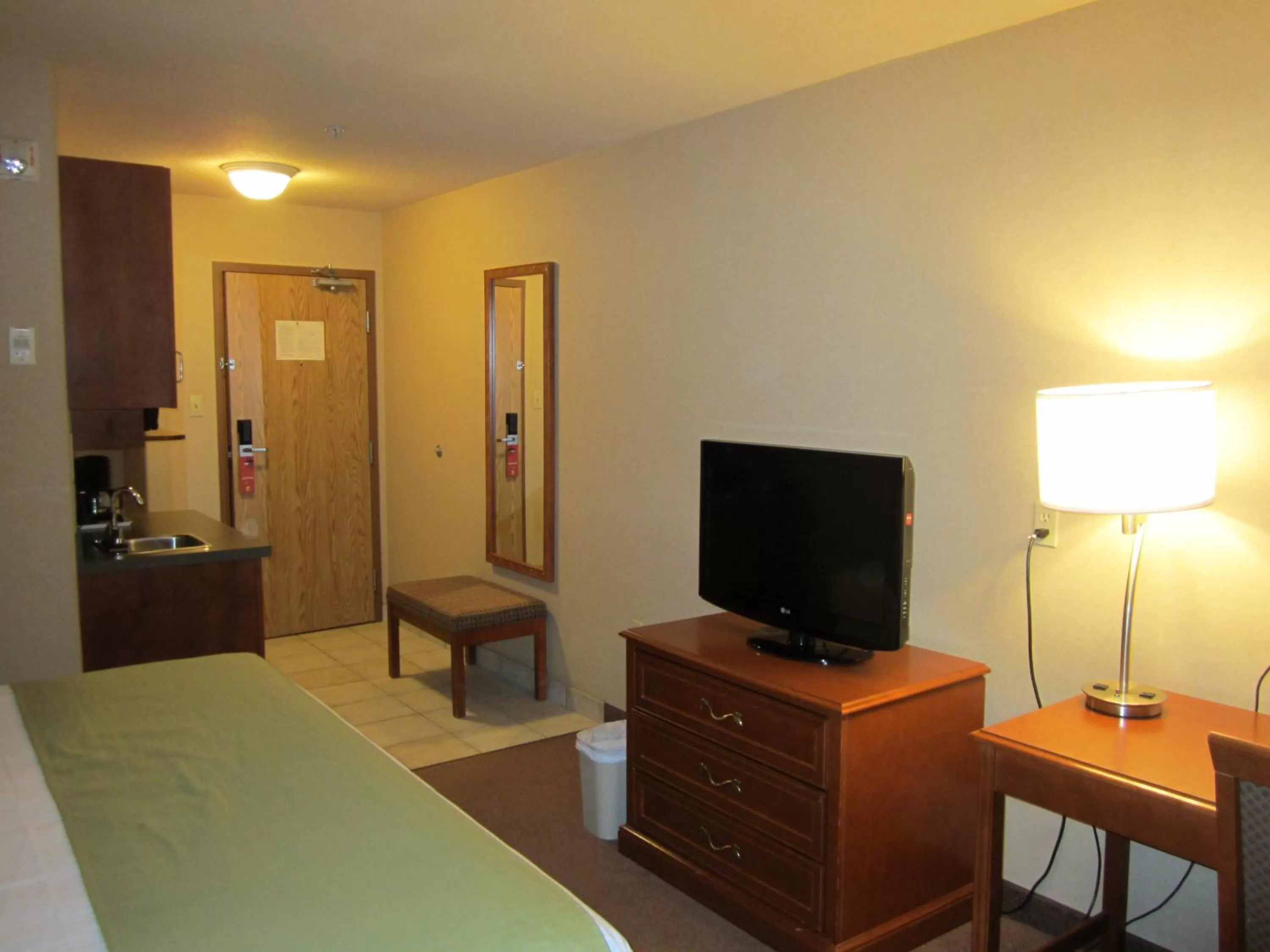 TV and multimedia, Bed in Super 8 by Wyndham Fort St. John BC